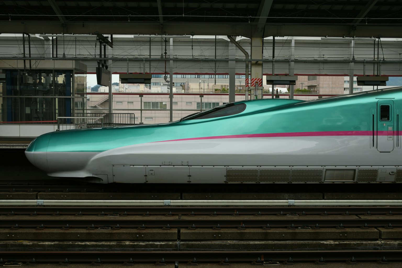 Vue latérale d'un Shinkansen à une gare
