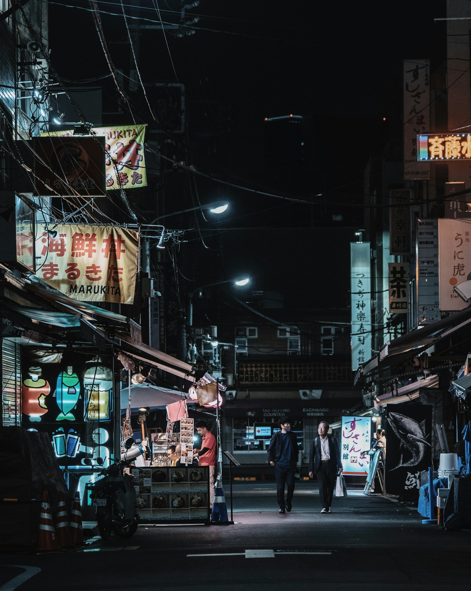 ถนนตลาดกลางคืนที่มีผู้คนและป้ายไฟนีออน