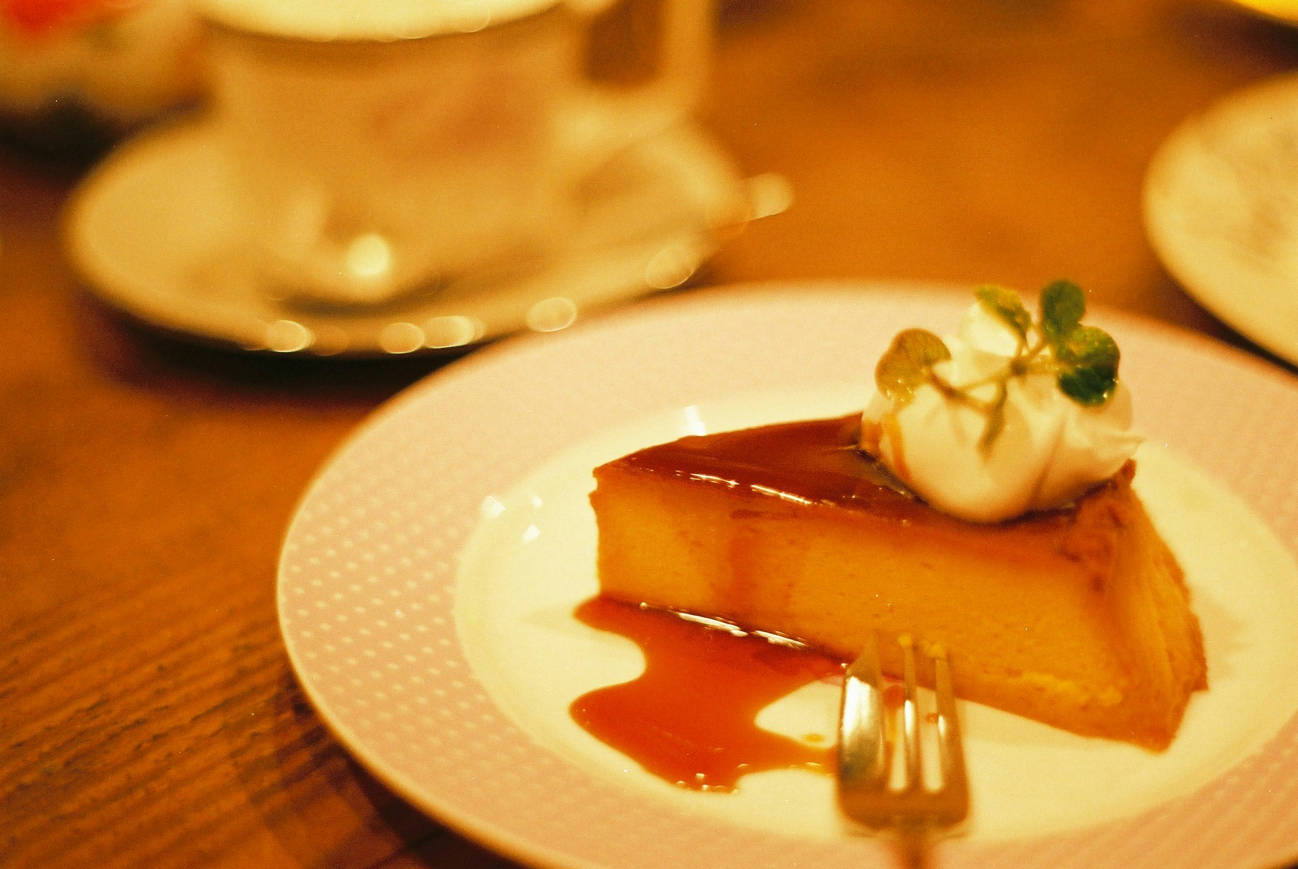 Dessertteller mit orangefarbener Sauce