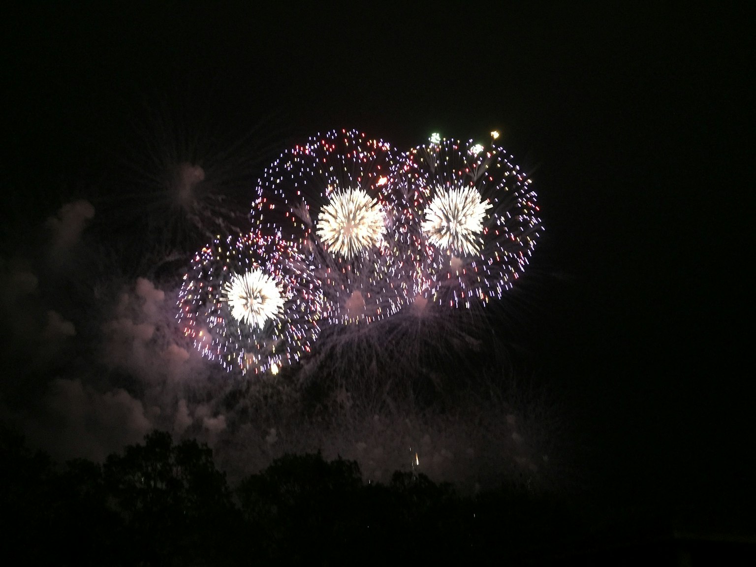 Feuerwerk im Nachthimmel mit mehreren großen Explosionen
