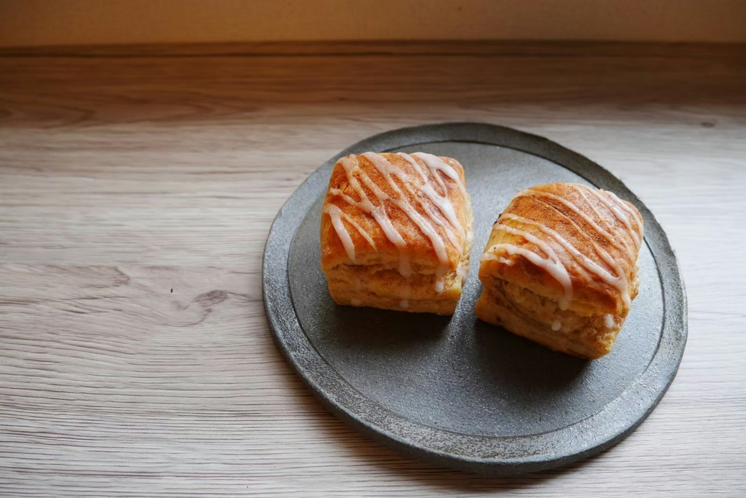 Hai chiếc bánh mới nướng trên đĩa đen