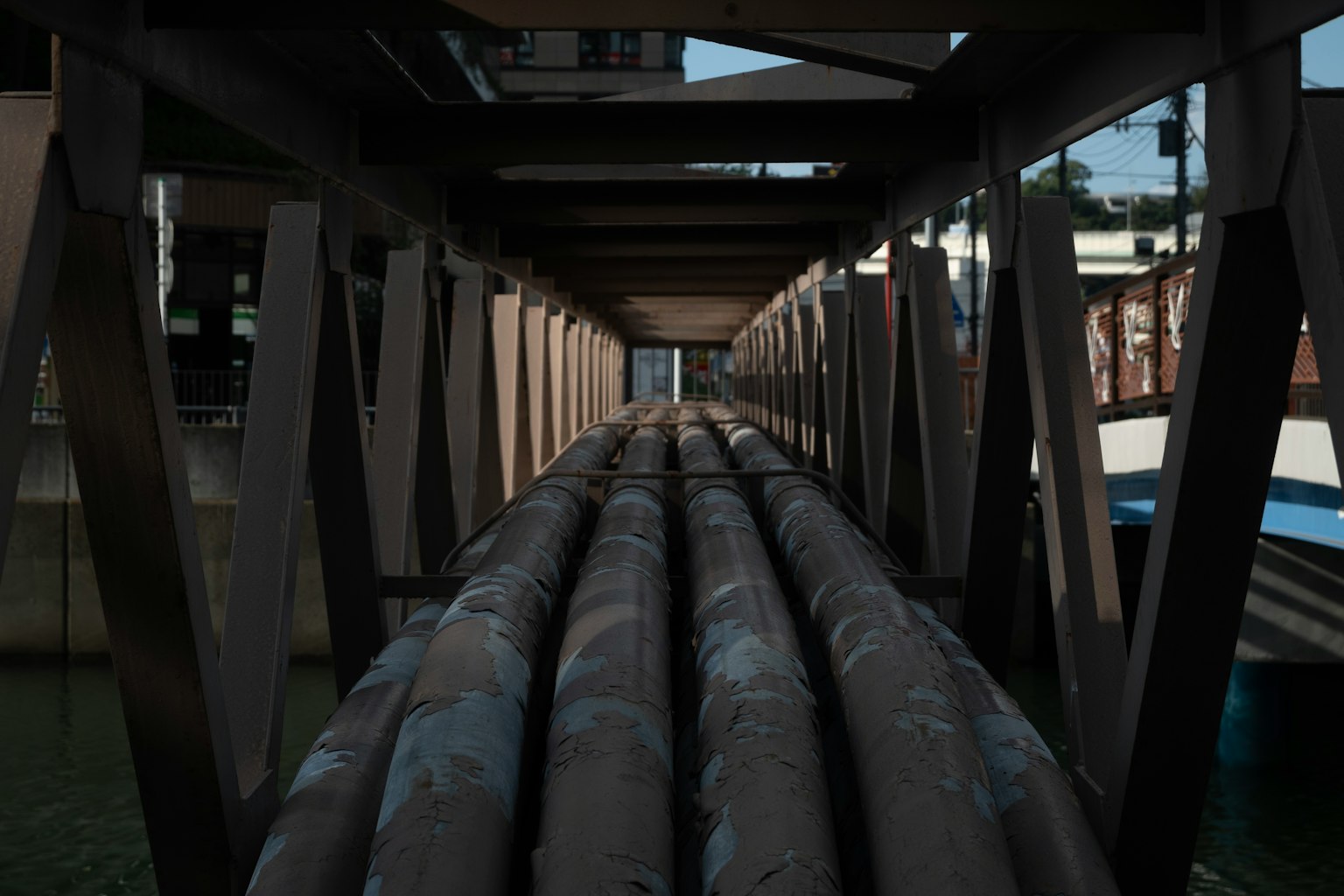 Tubos gruesos alineados en una estructura oscura similar a un túnel