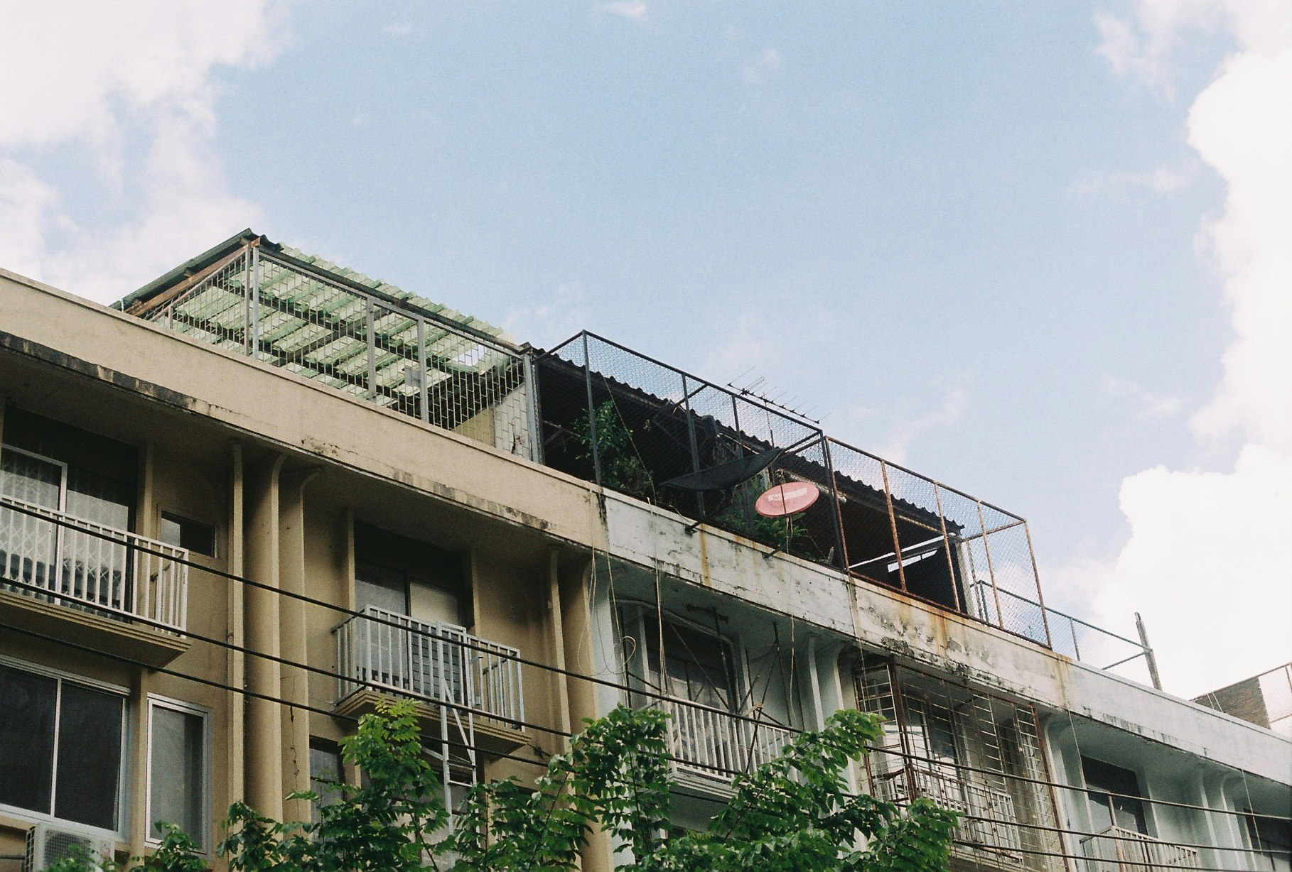 中庭に面したコンクリート建物の外観と手すり