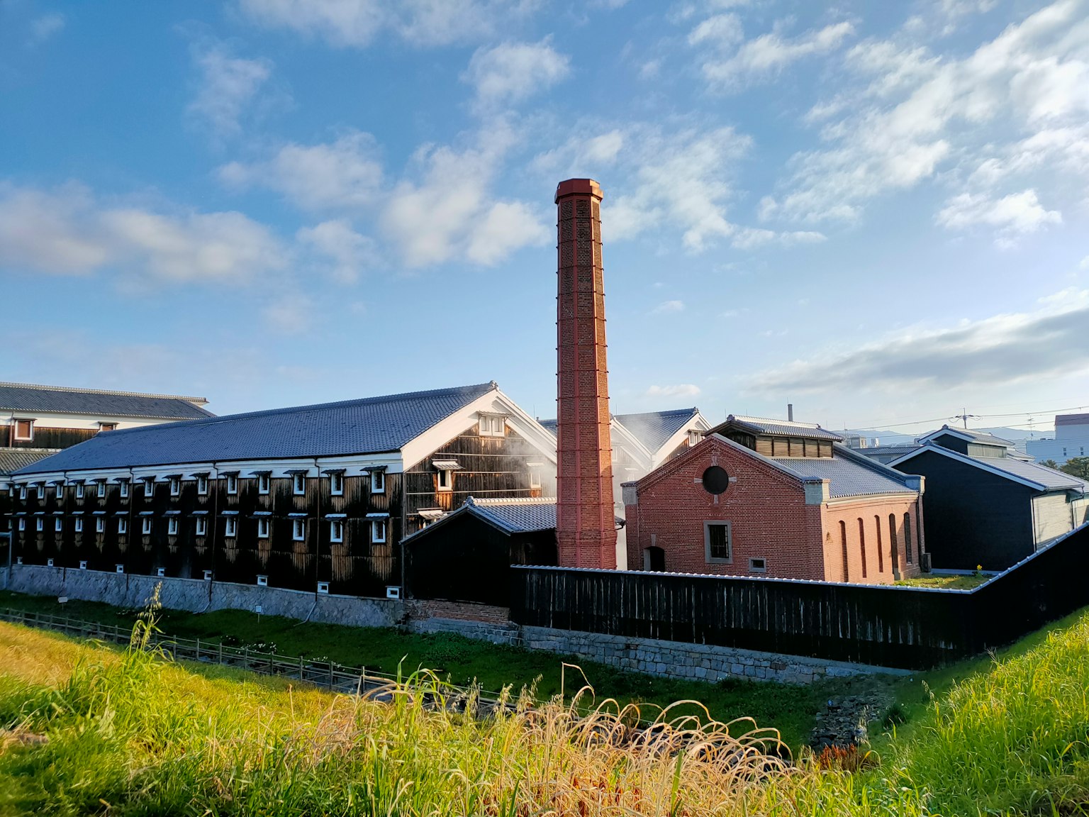 Fabbrica storica con un alto camino e vari edifici