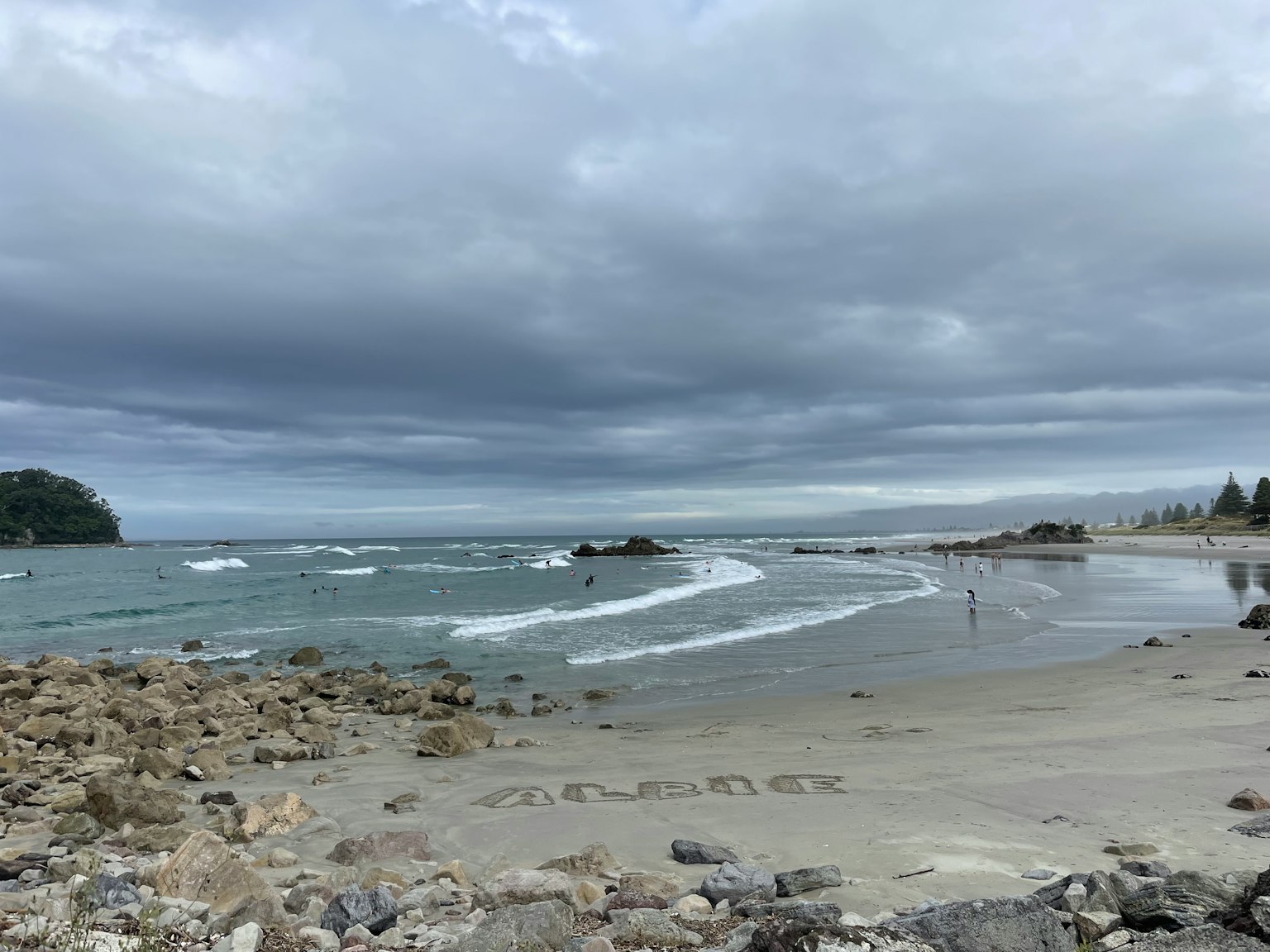 海岸風景，波浪，陰雲密布的天空，岩石，沙灘，海洋景觀，自然之美