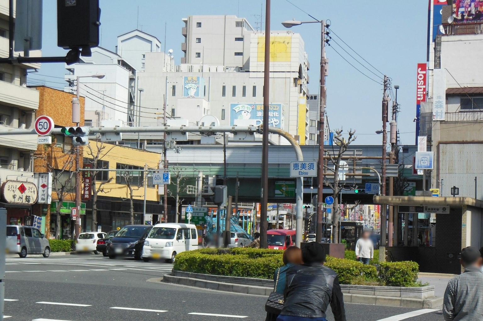 Scena di incrocio urbano con auto e pedoni Vari edifici lungo la strada