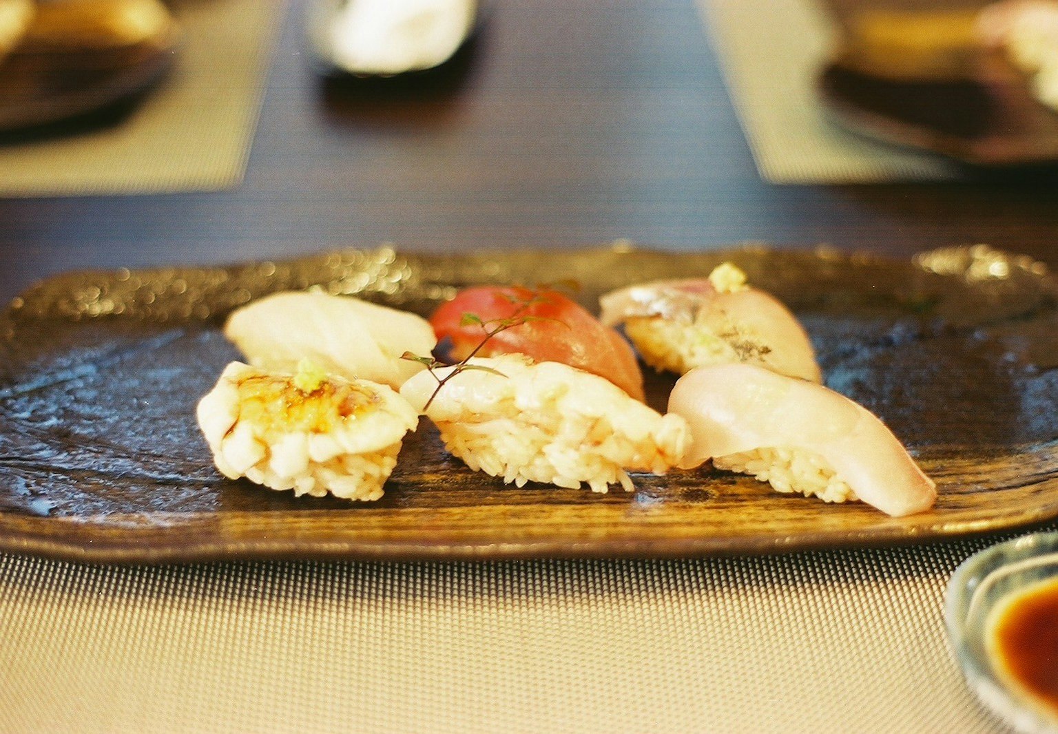 Assortiment de sushi présenté sur une assiette en bois