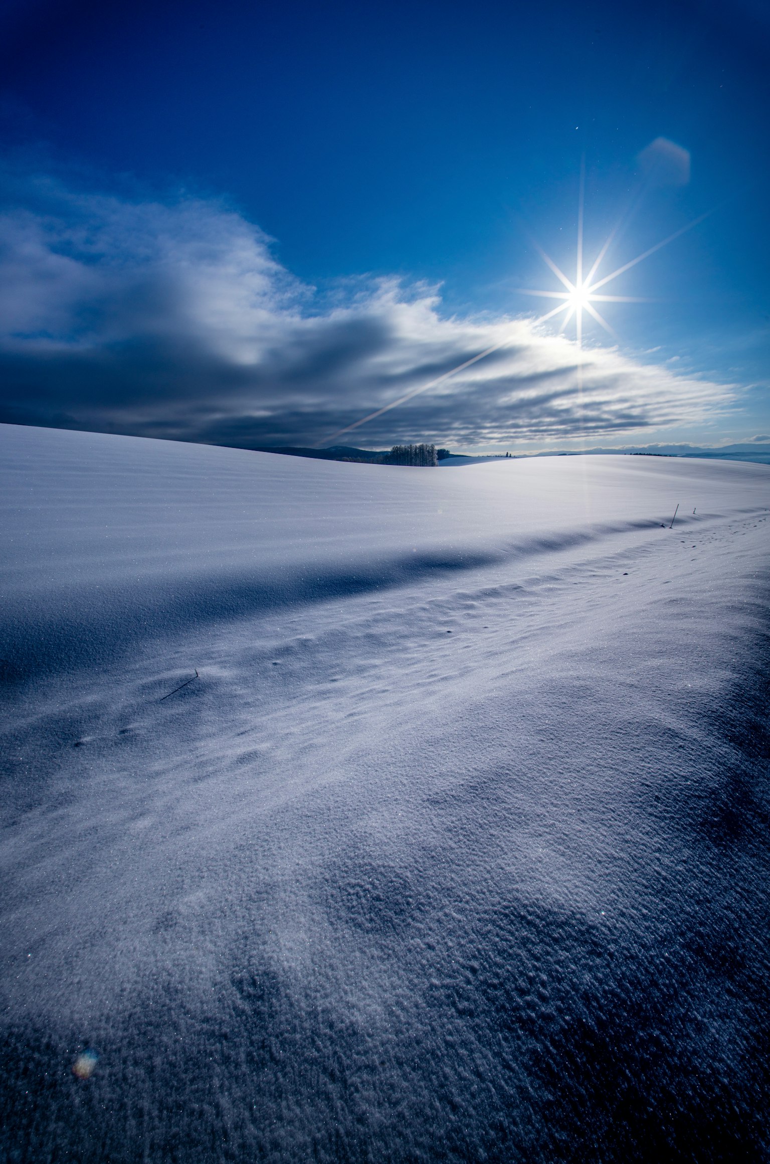 Paisaje nevado bajo un cielo azul brillante con luz solar