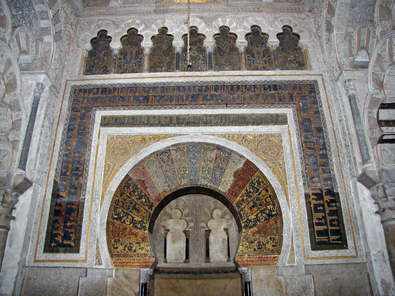 Intérieur d'un bâtiment historique avec de belles mosaïques et des arcs