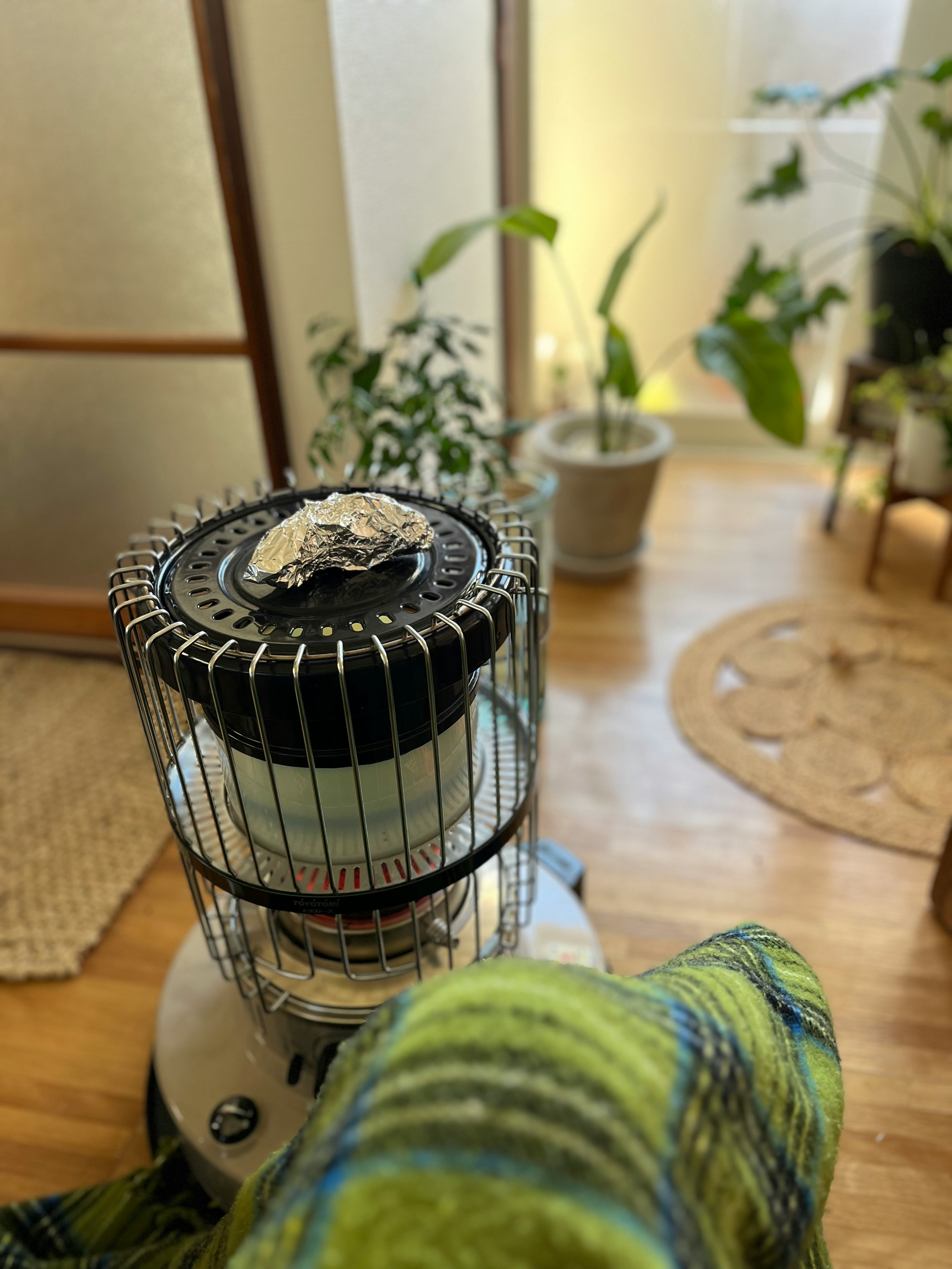 部屋の灯油ストーブと毛糸のある室内