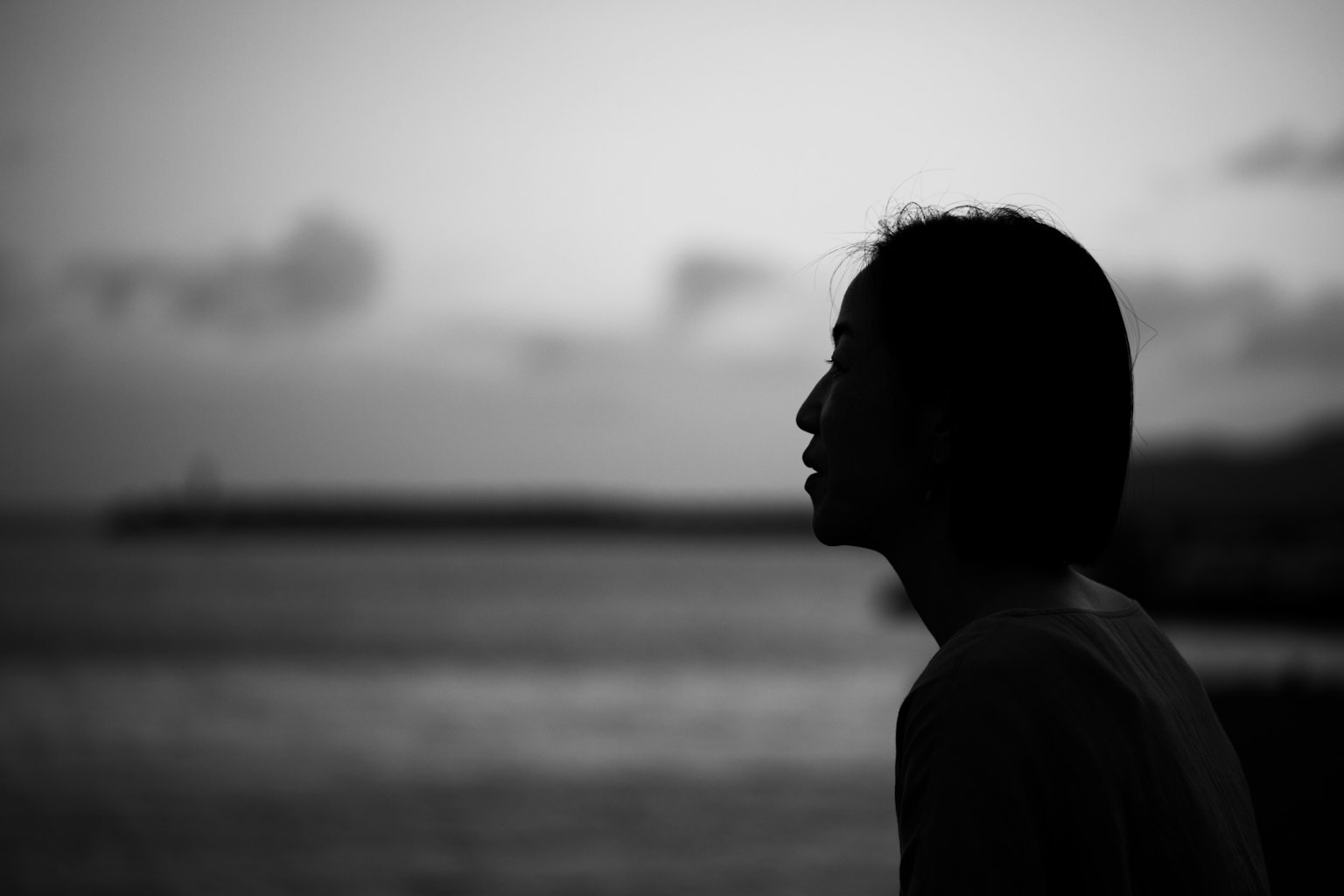海邊的人物輪廓黑白