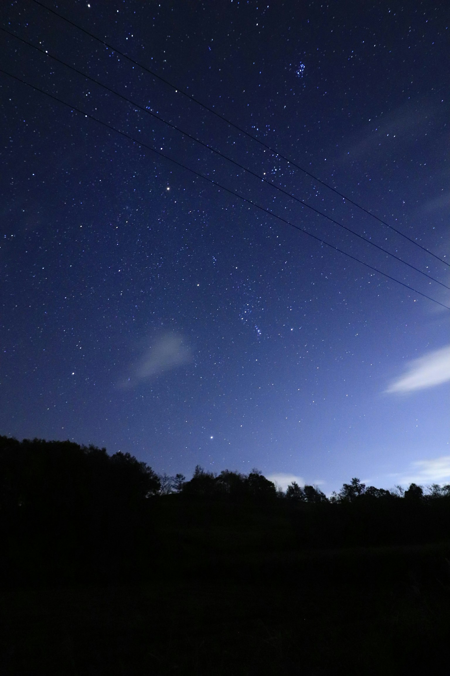 Cielo nocturno lleno de estrellas y nubes delgadas