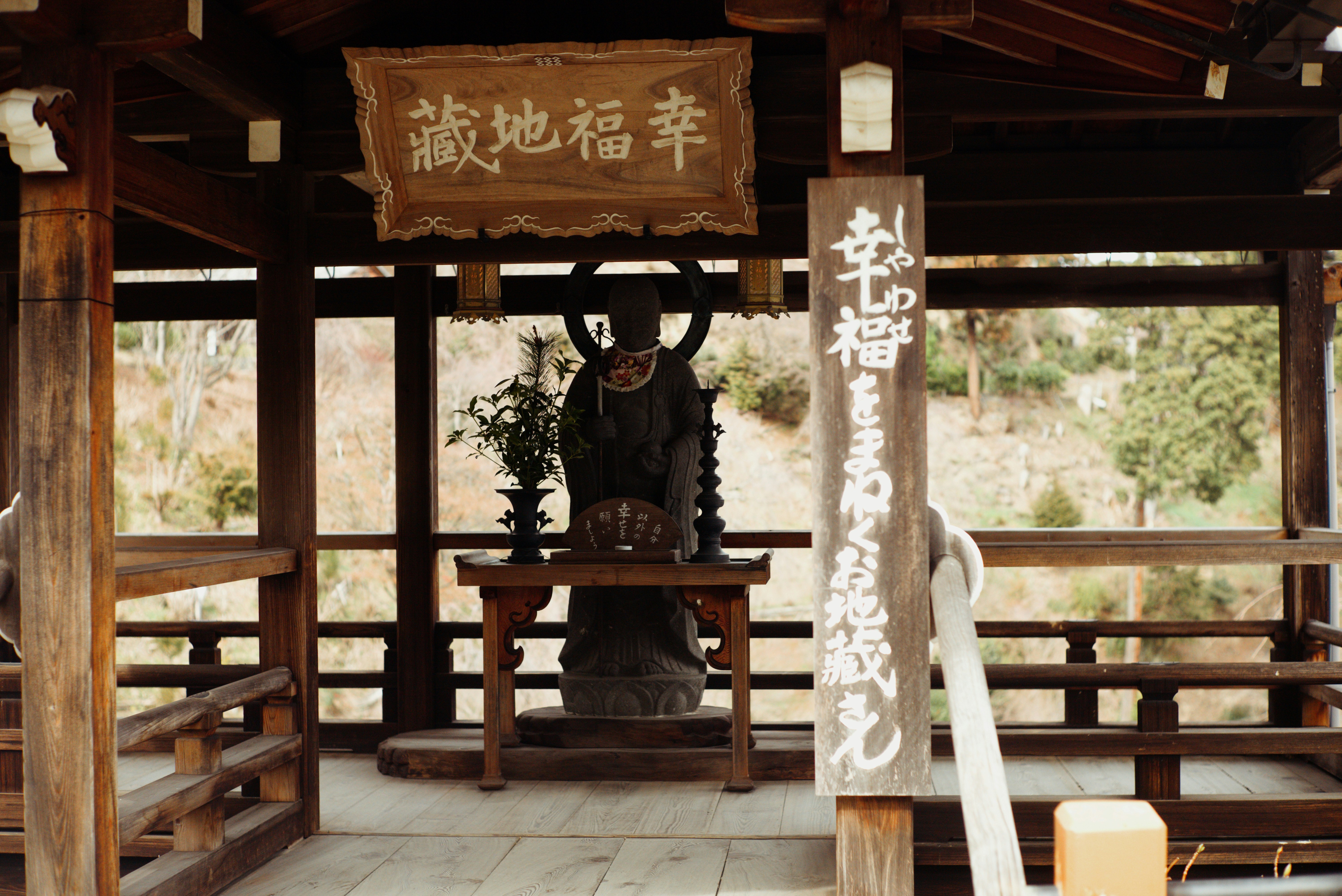 京都西山・善峯寺の木造の門前でお地蔵さまが並ぶ参拝風景