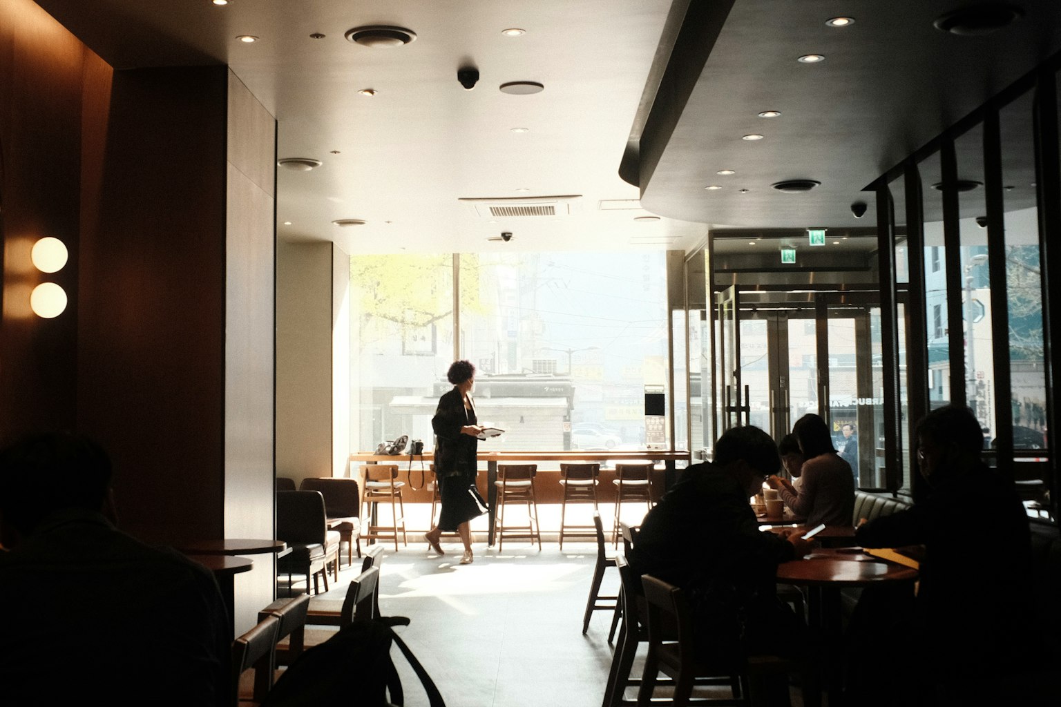 Interno di un caffè con persone sedute e luce naturale brillante