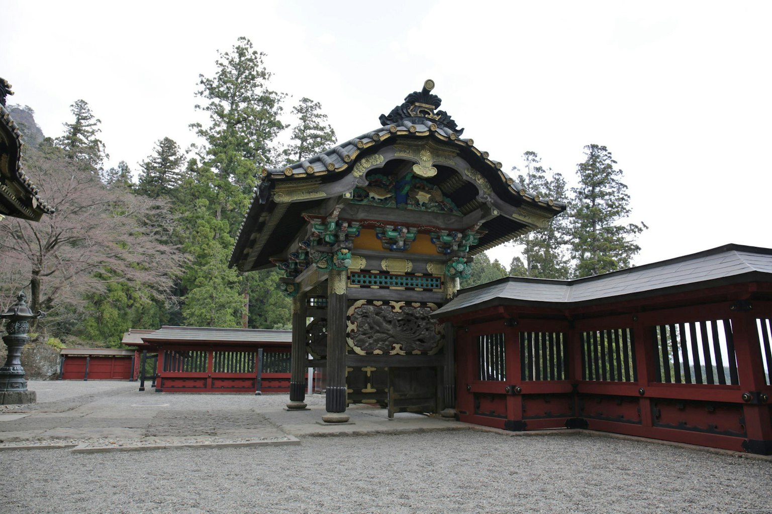 寧靜景觀中的生動神社門和紅色建築