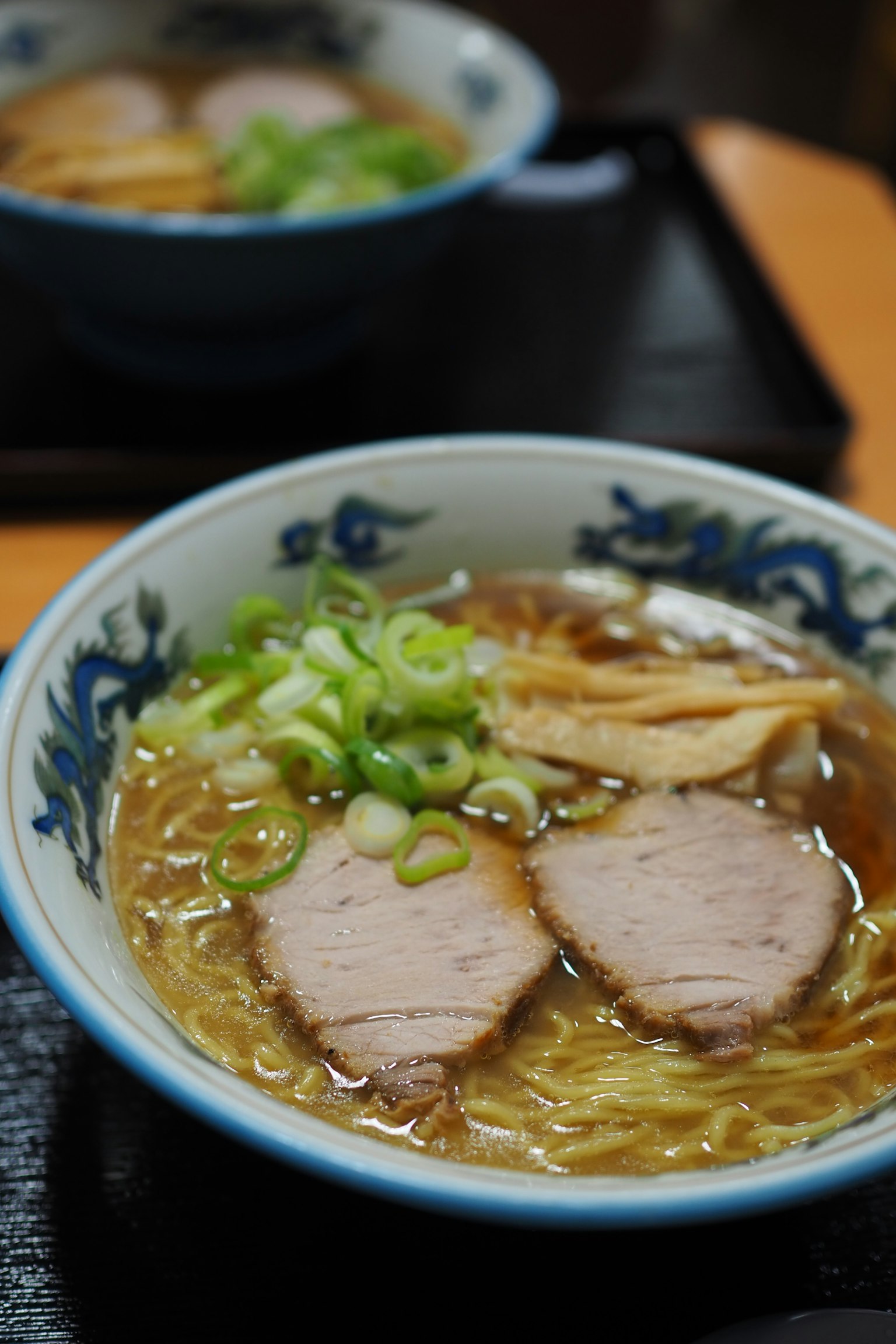 Mangkok ramen dengan irisan daging babi dan daun bawang