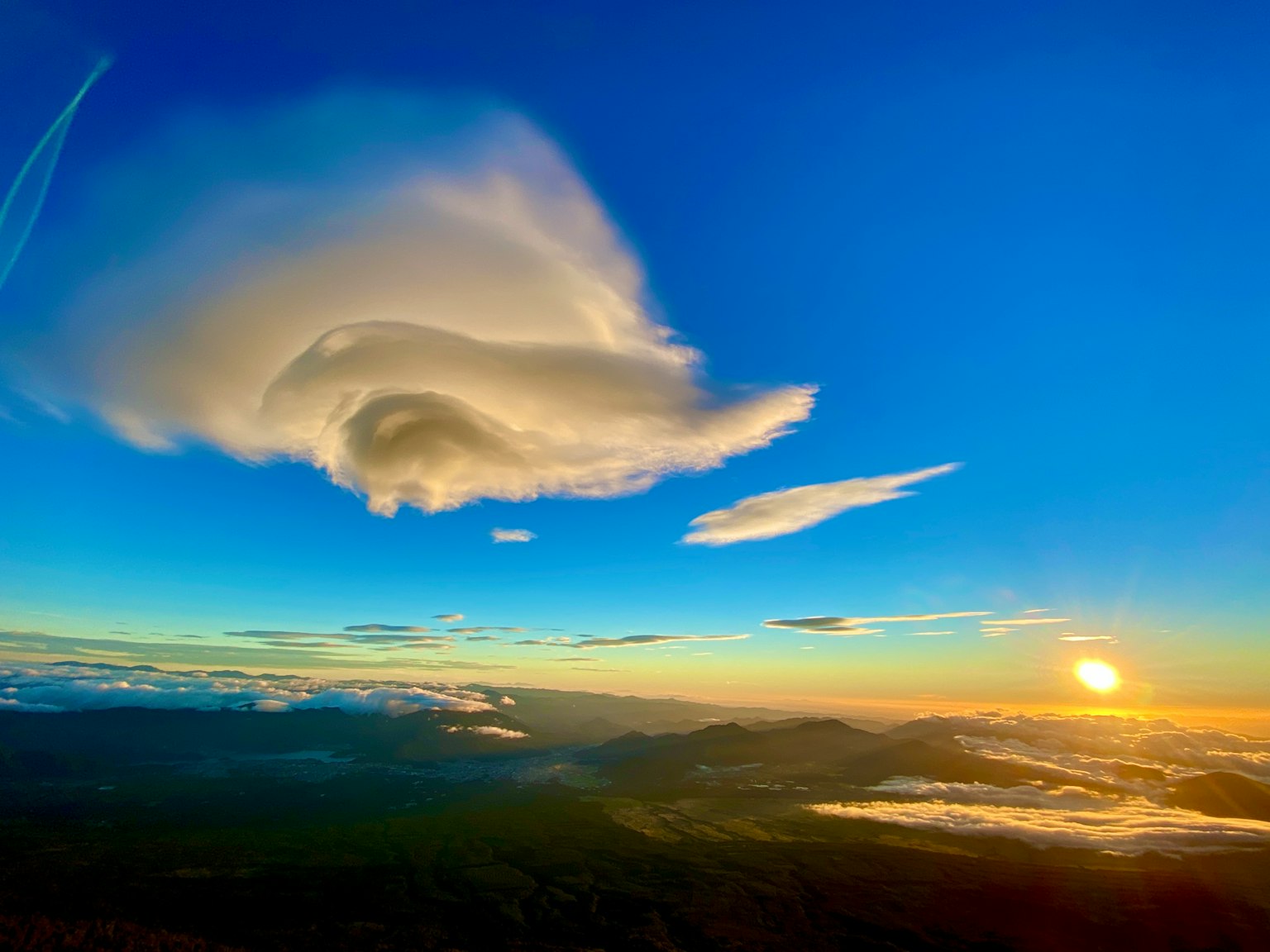 Paysage magnifique avec un coucher de soleil et des nuages tourbillonnants