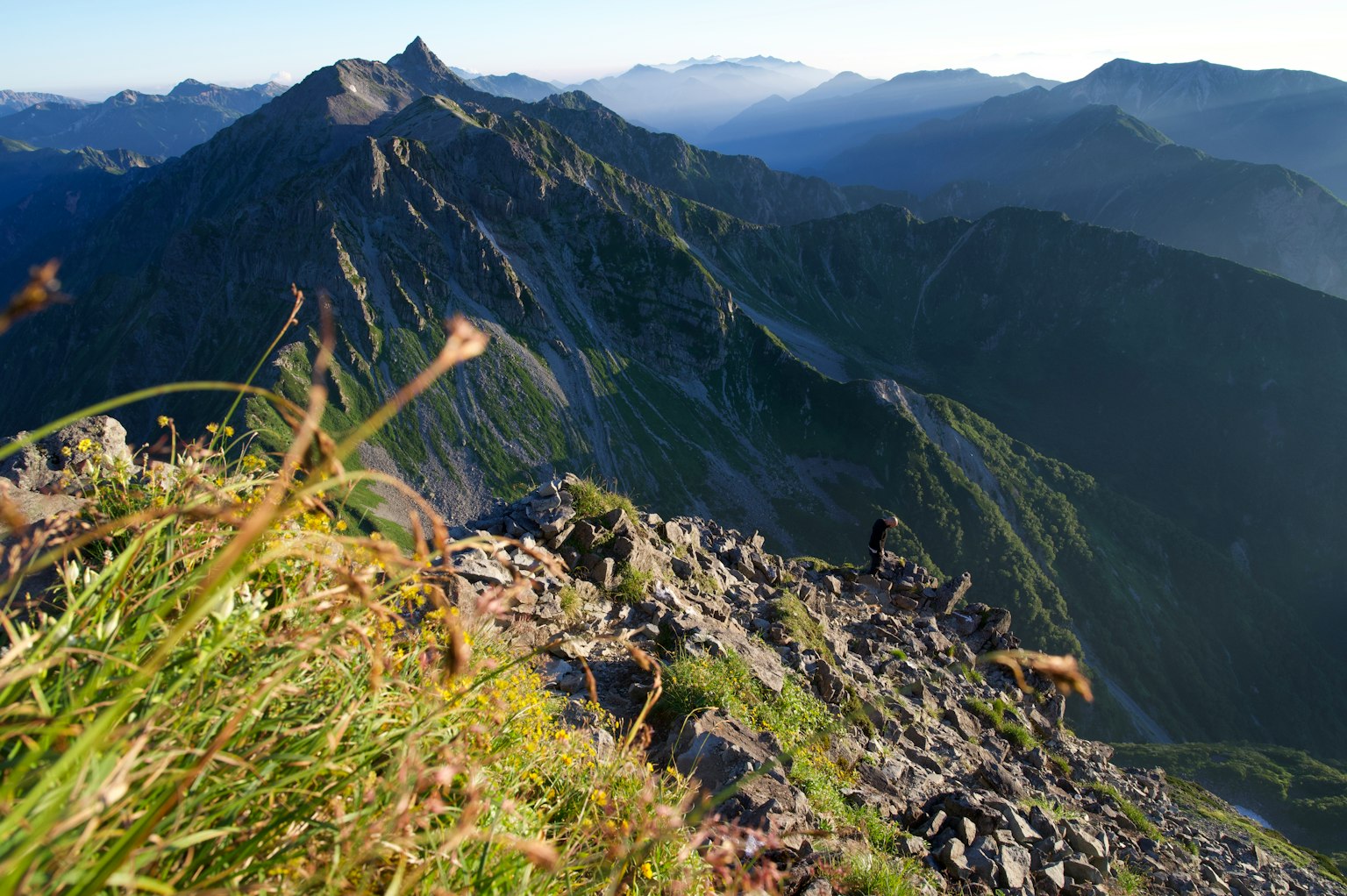 Beeindruckende Landschaft mit Bergen und Gras im Vordergrund