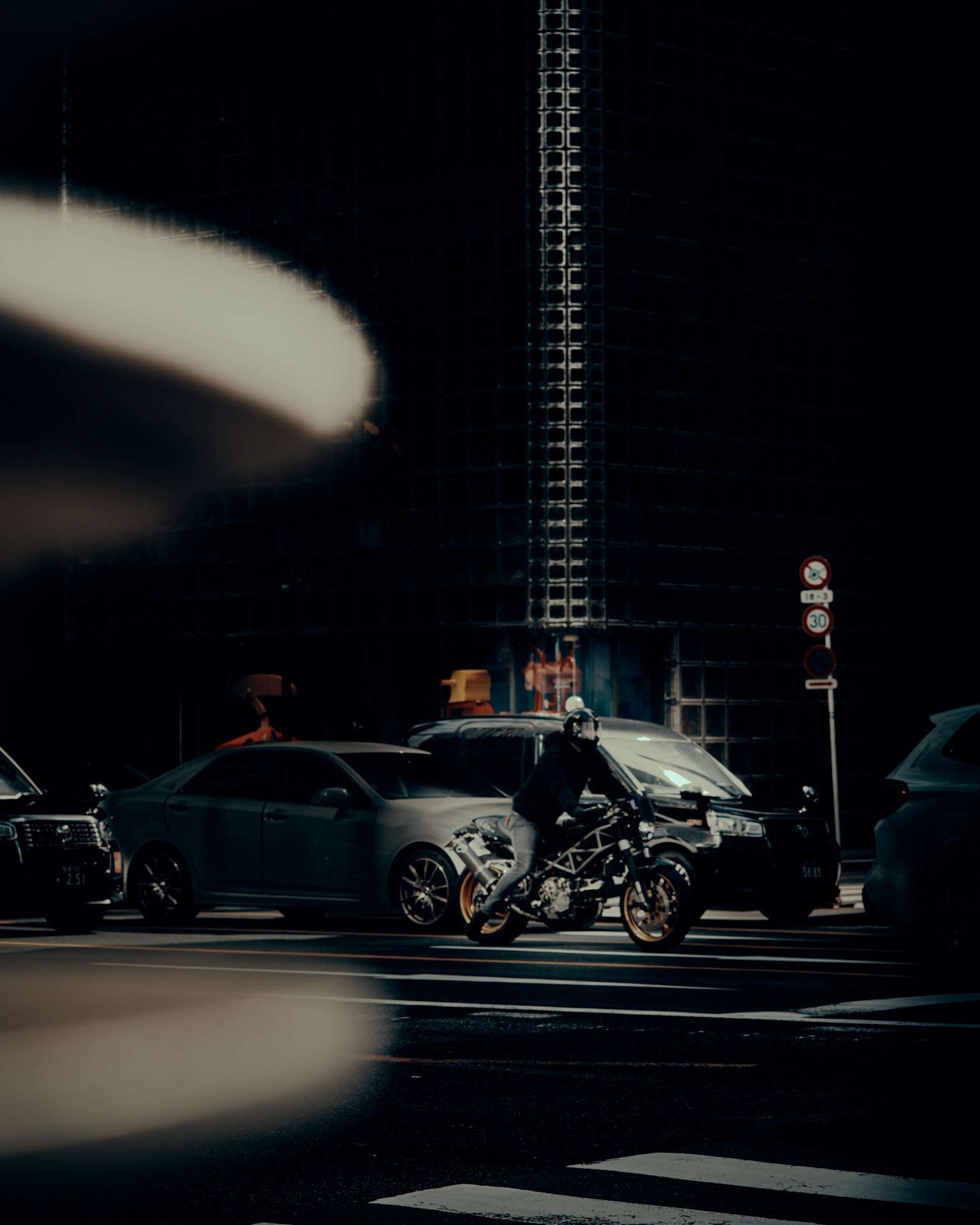Scena di una motocicletta e auto a un incrocio urbano