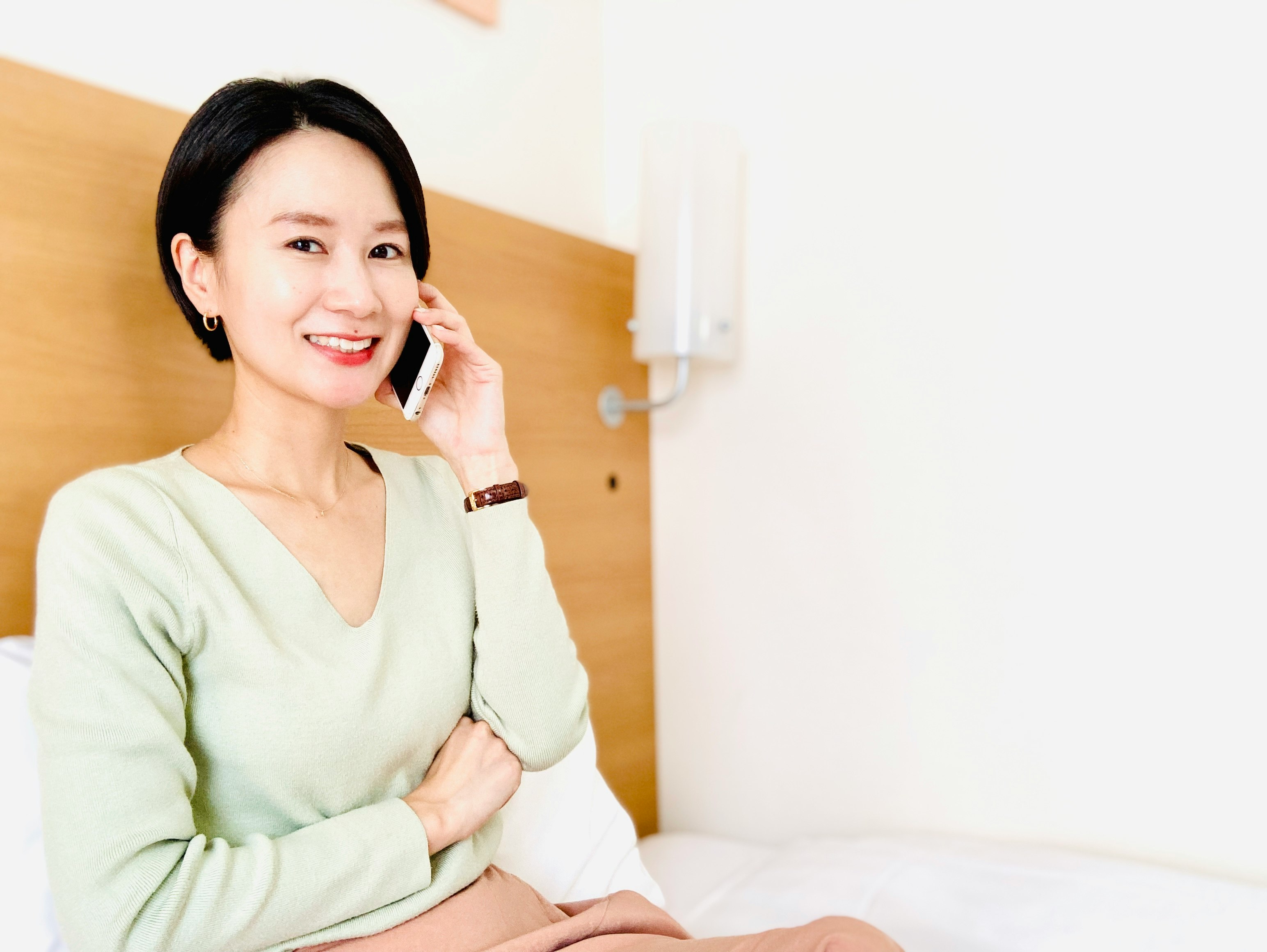 床上打电话的女性