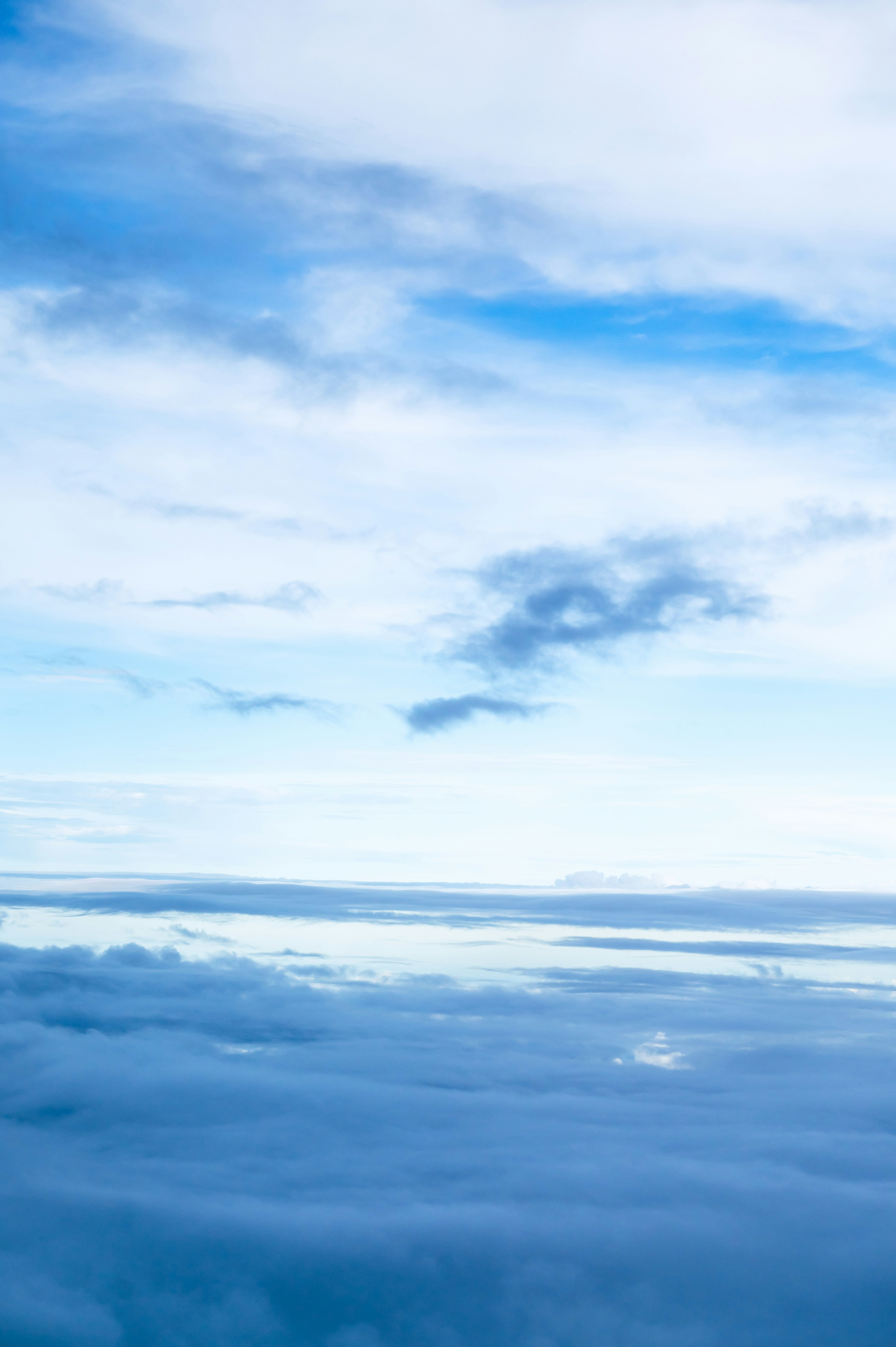 青空の雲が広がる海上の眺め