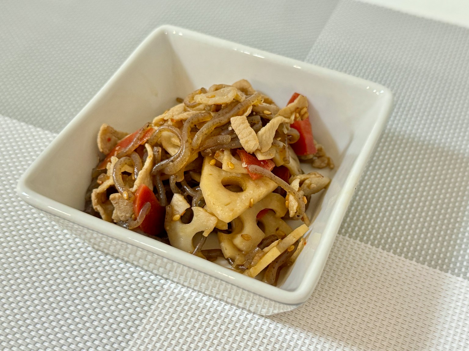 Món kinpira gobo trong bát trắng