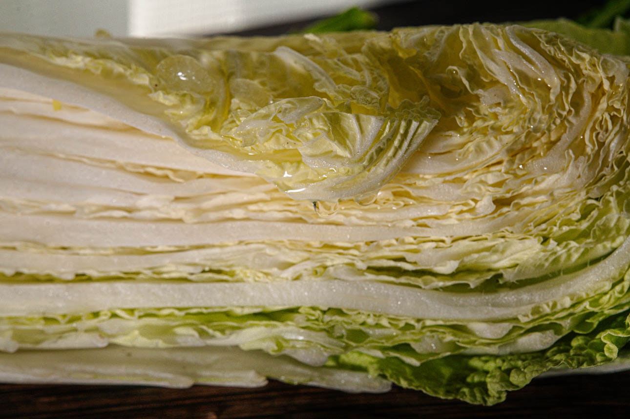 まな板の上で重ねた白菜のカット断面