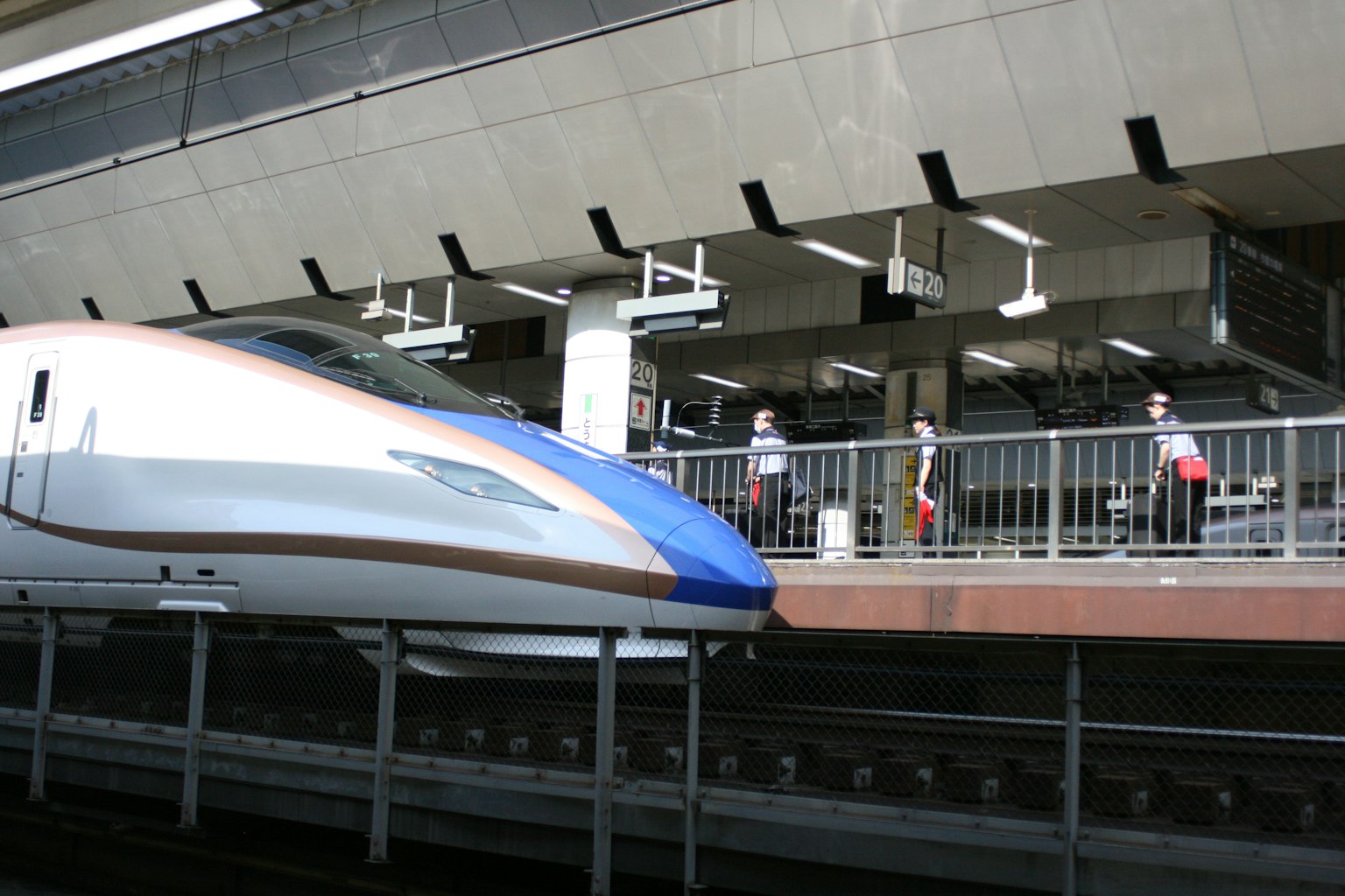 新幹線在車站停靠，乘客在等待