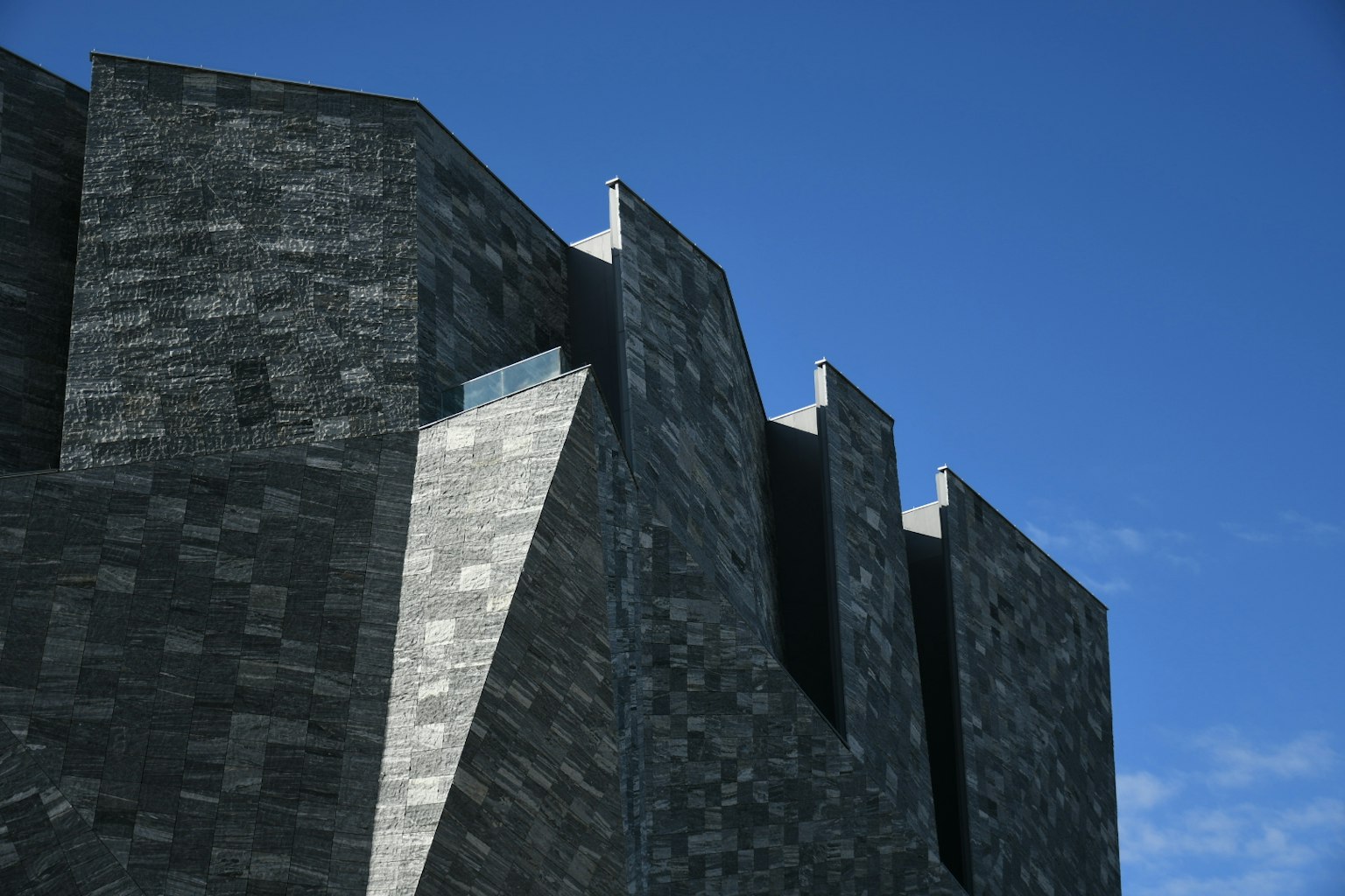 Modernes architektonisches Design mit dunkler Fassade und scharfen Linien