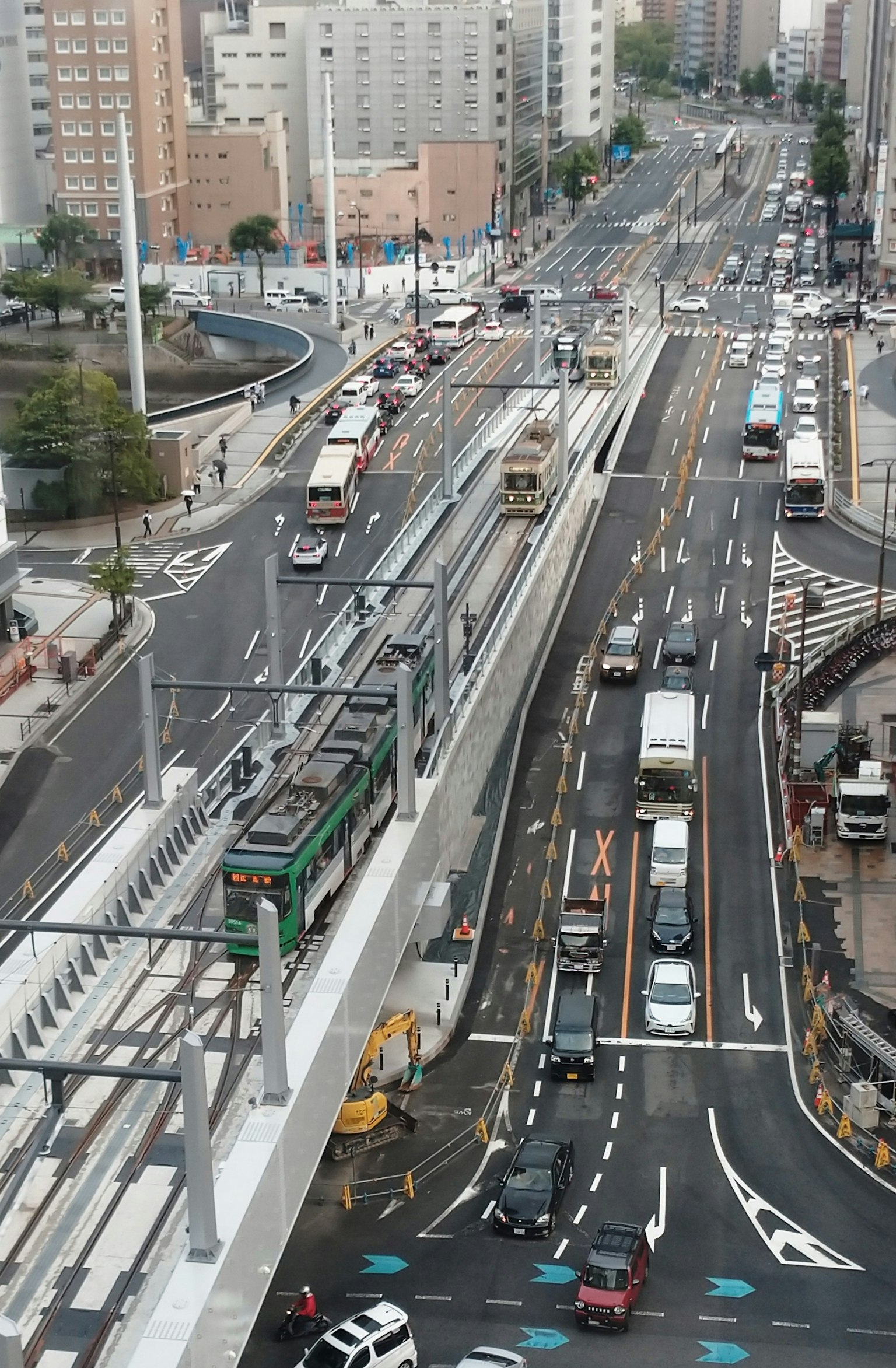都市の交通風景 鉄道と車両が交差する道路の俯瞰