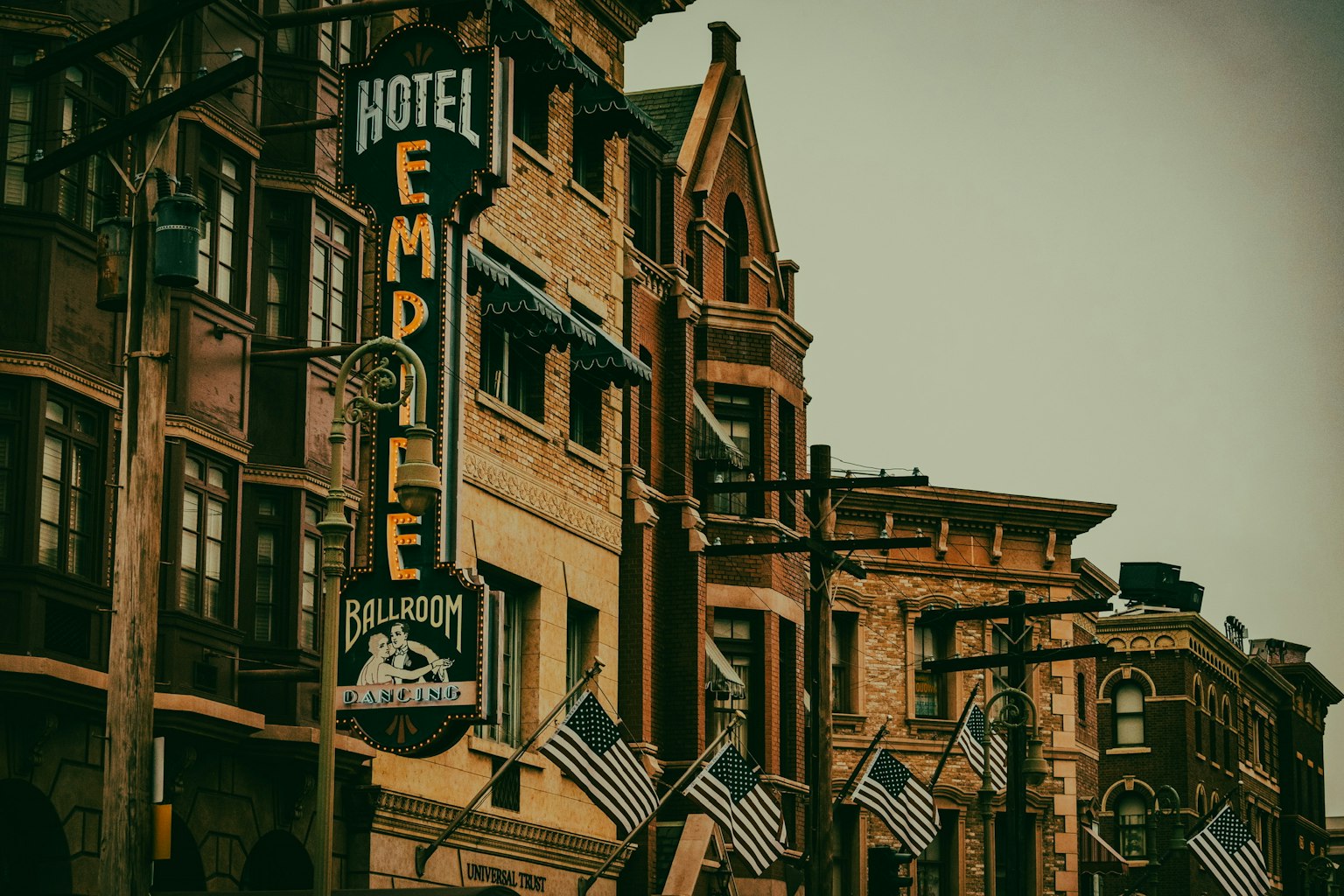 Historische Fassade des Empire Hotels mit retro Schild und amerikanischen Flaggen