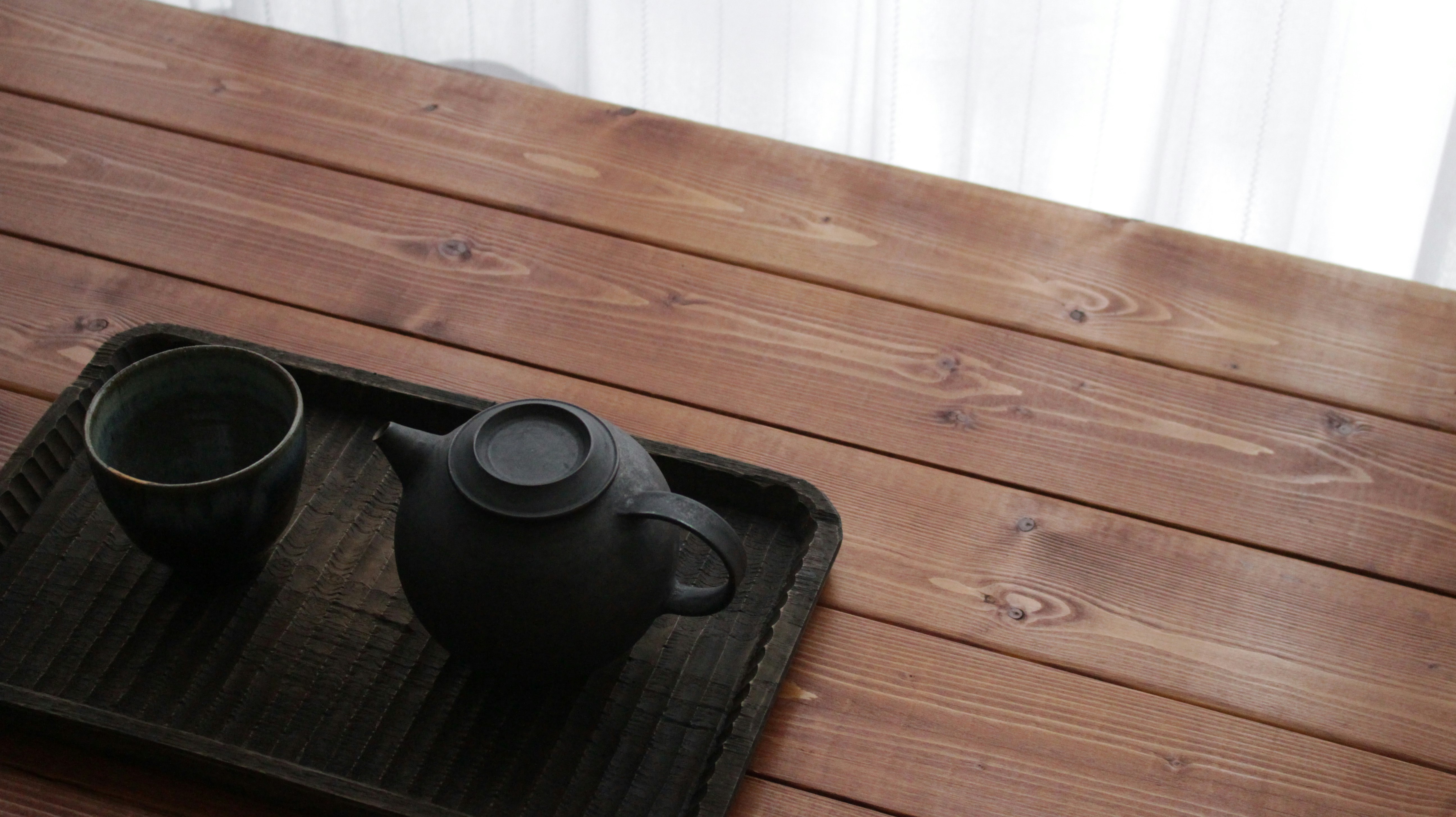 木托盤上的黑色茶壺和茶杯圖片