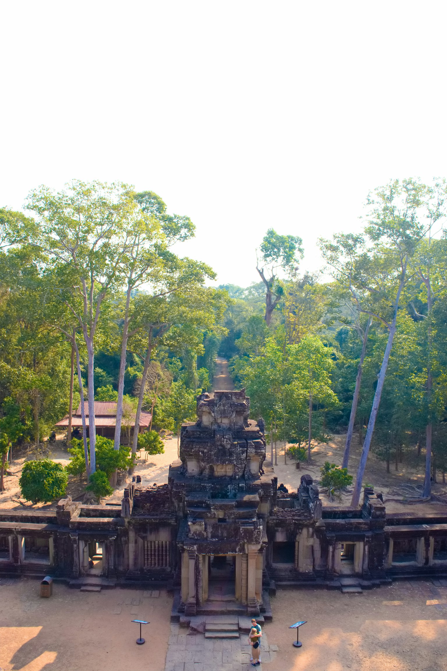 Luftaufnahme der Ruinen von Angkor Wat umgeben von üppigem Grün
