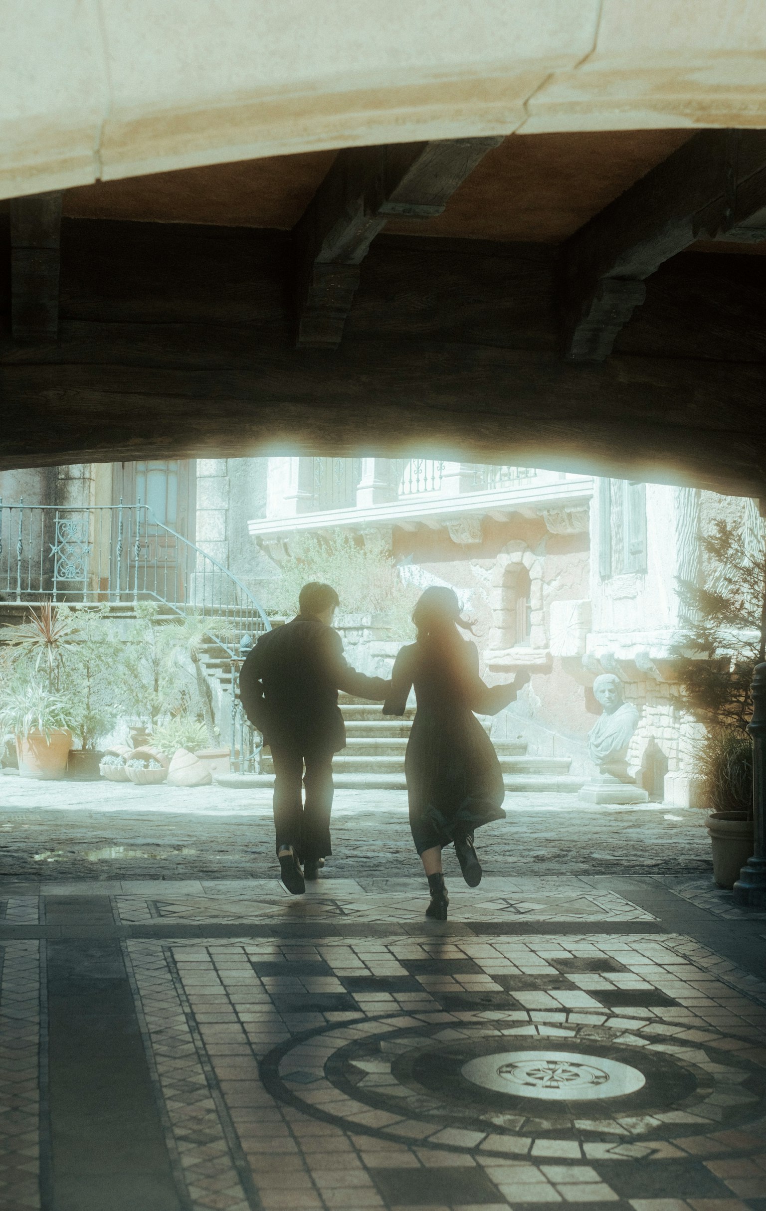 Deux silhouettes marchant main dans la main sous un pont en arc
