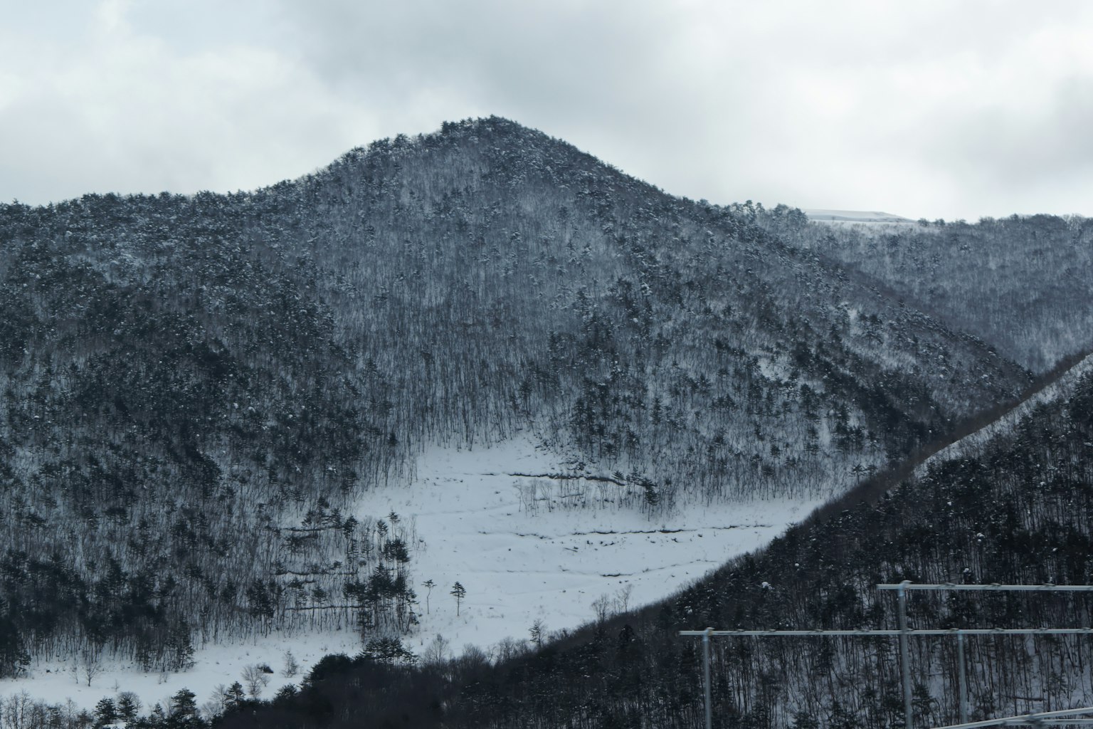 Montañas cubiertas de nieve con un cielo nublado