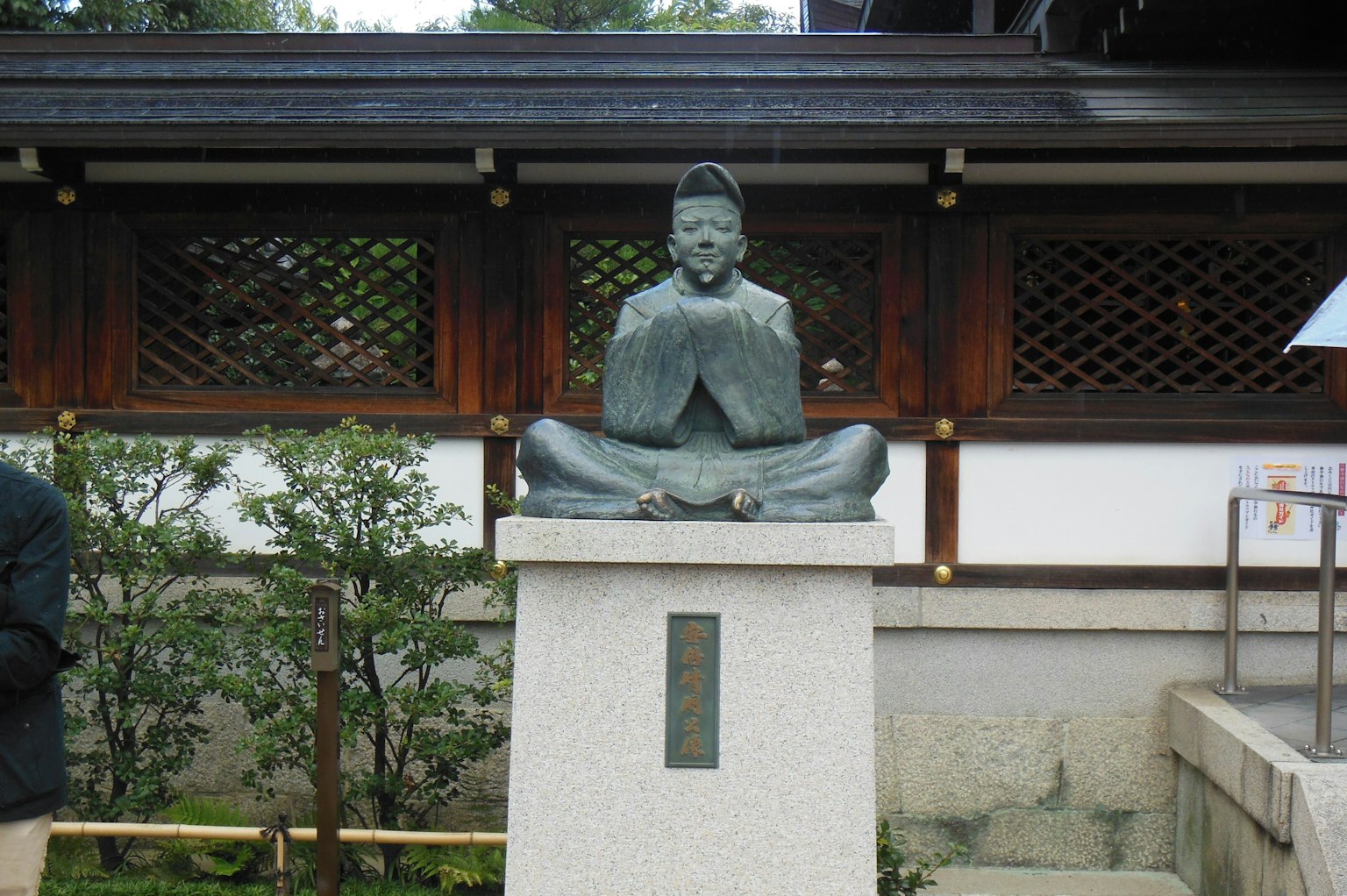 Una statua di Buddha seduto in un contesto di tempio