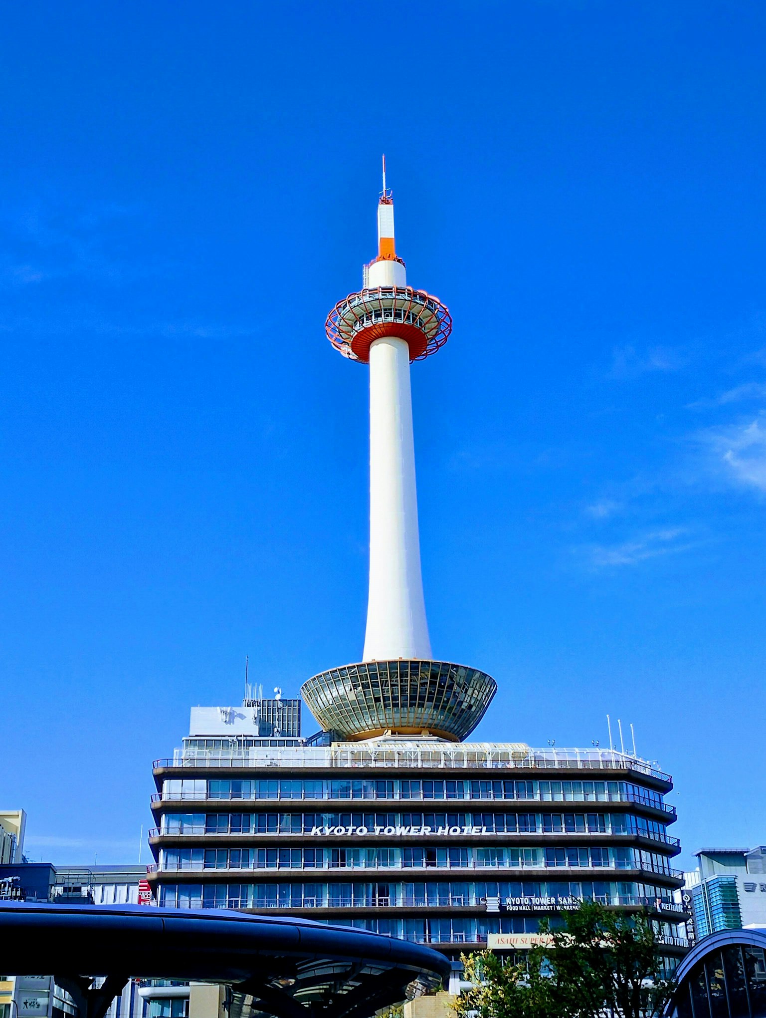Menara Kyoto berdiri di bawah langit biru yang cerah