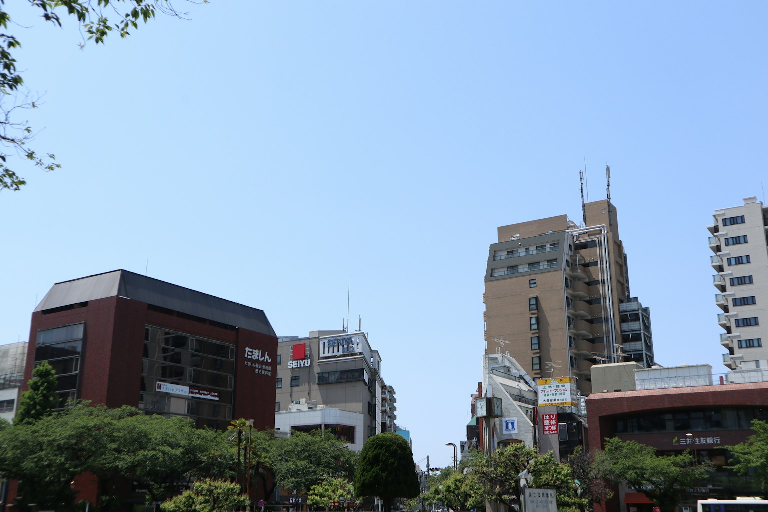 ทิวทัศน์เมืองที่มีอาคารสมัยใหม่ใต้ท้องฟ้าสีฟ้าใส