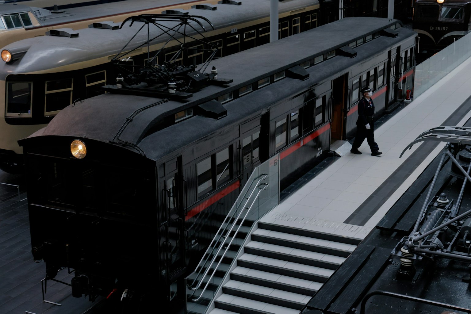 รถไฟสีดำที่สถานีพร้อมกับคนเดิน
