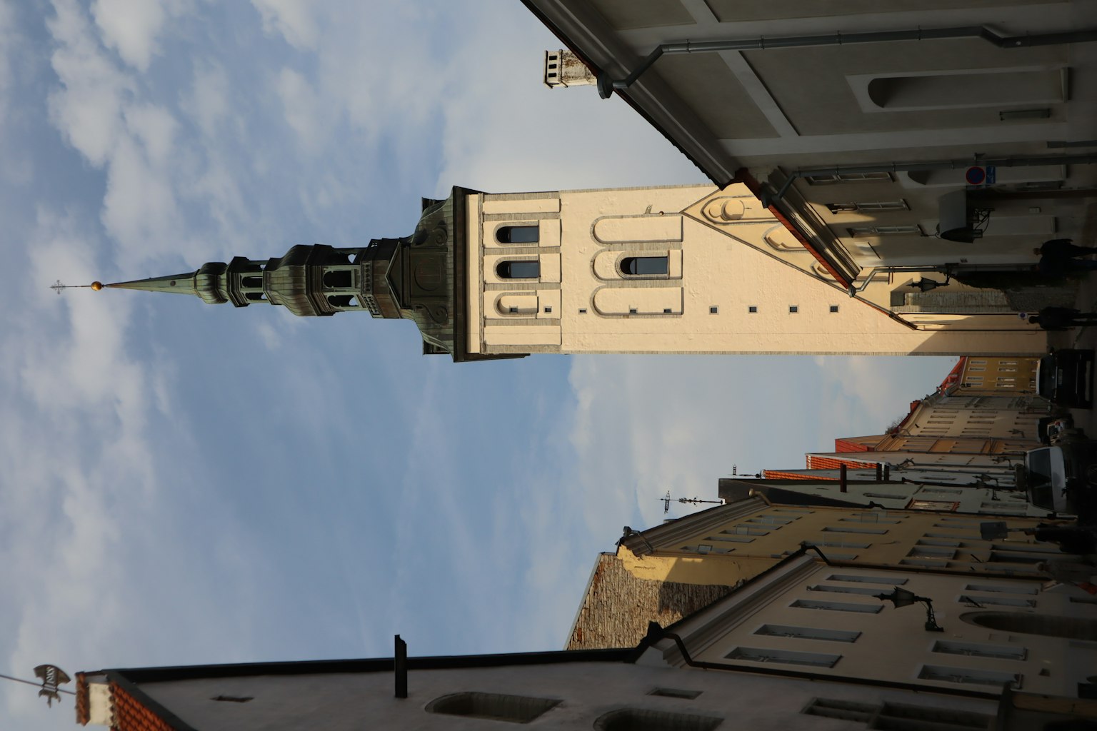 Vista de la calle con una torre alta y edificios