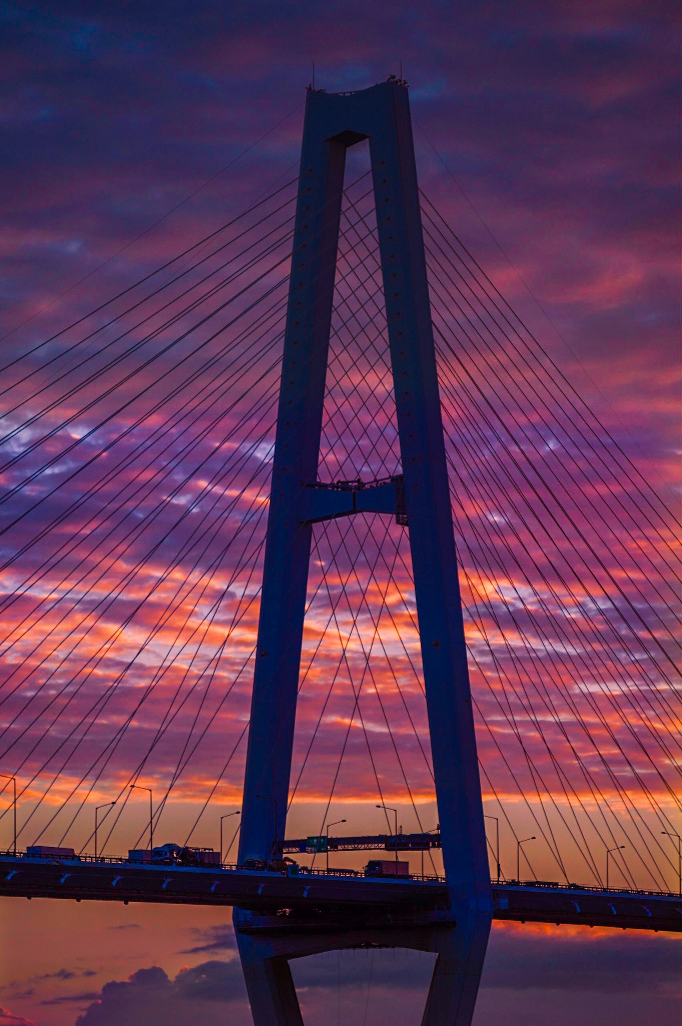 silhouette jembatan kabel melawan langit senja