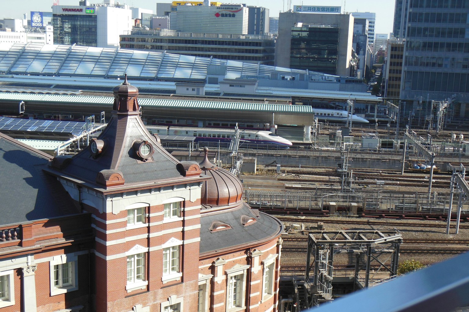 Vista dell'edificio in mattoni rossi della stazione di Tokyo e dei binari dello Shinkansen