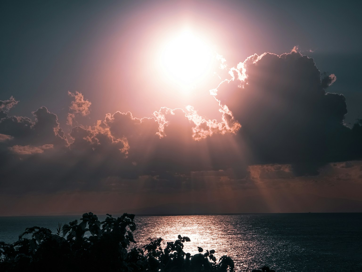 阳光照耀在海面上，背景有云