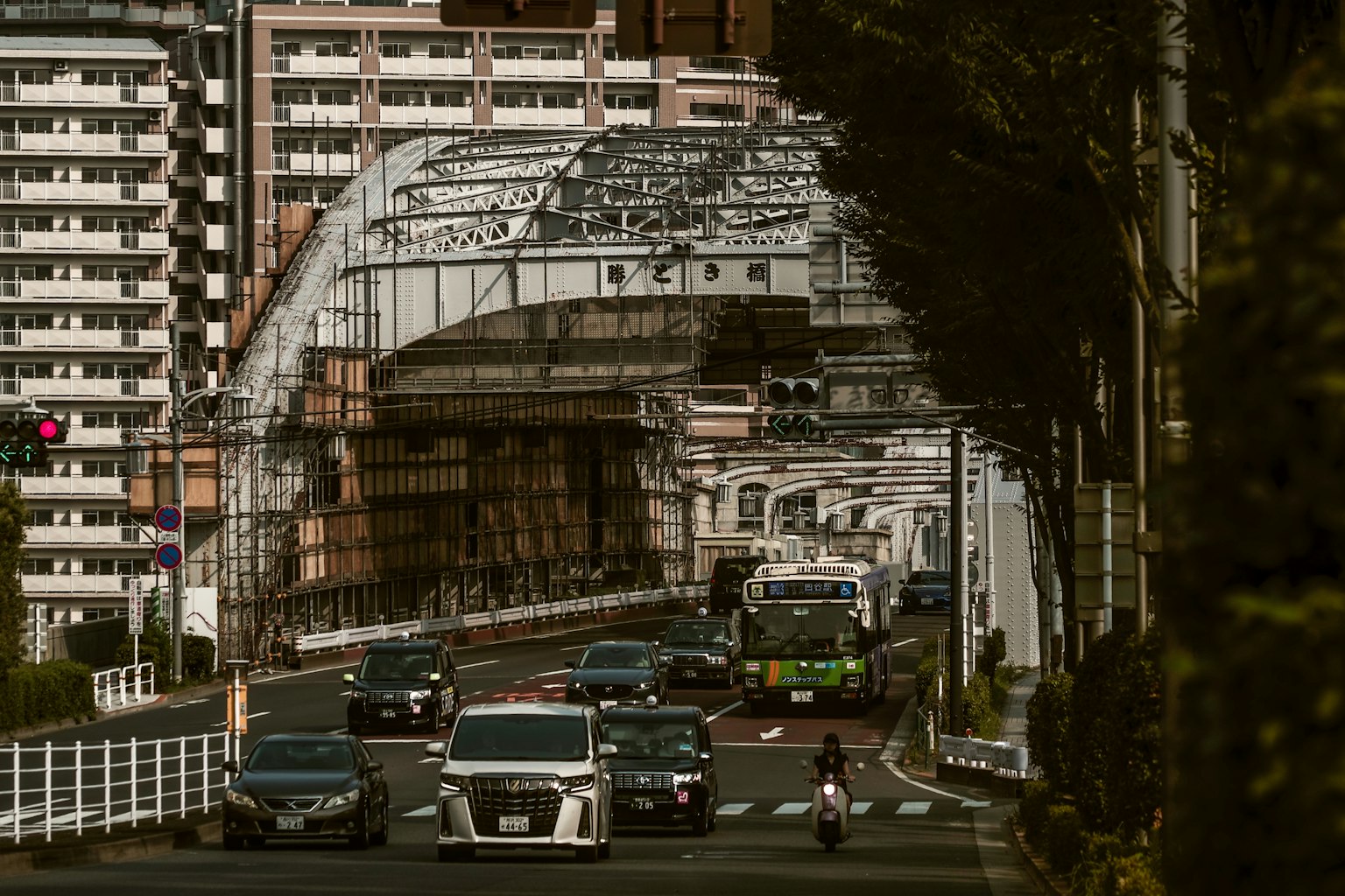 Pemandangan jalan kota dengan lalu lintas dan jembatan tinggi