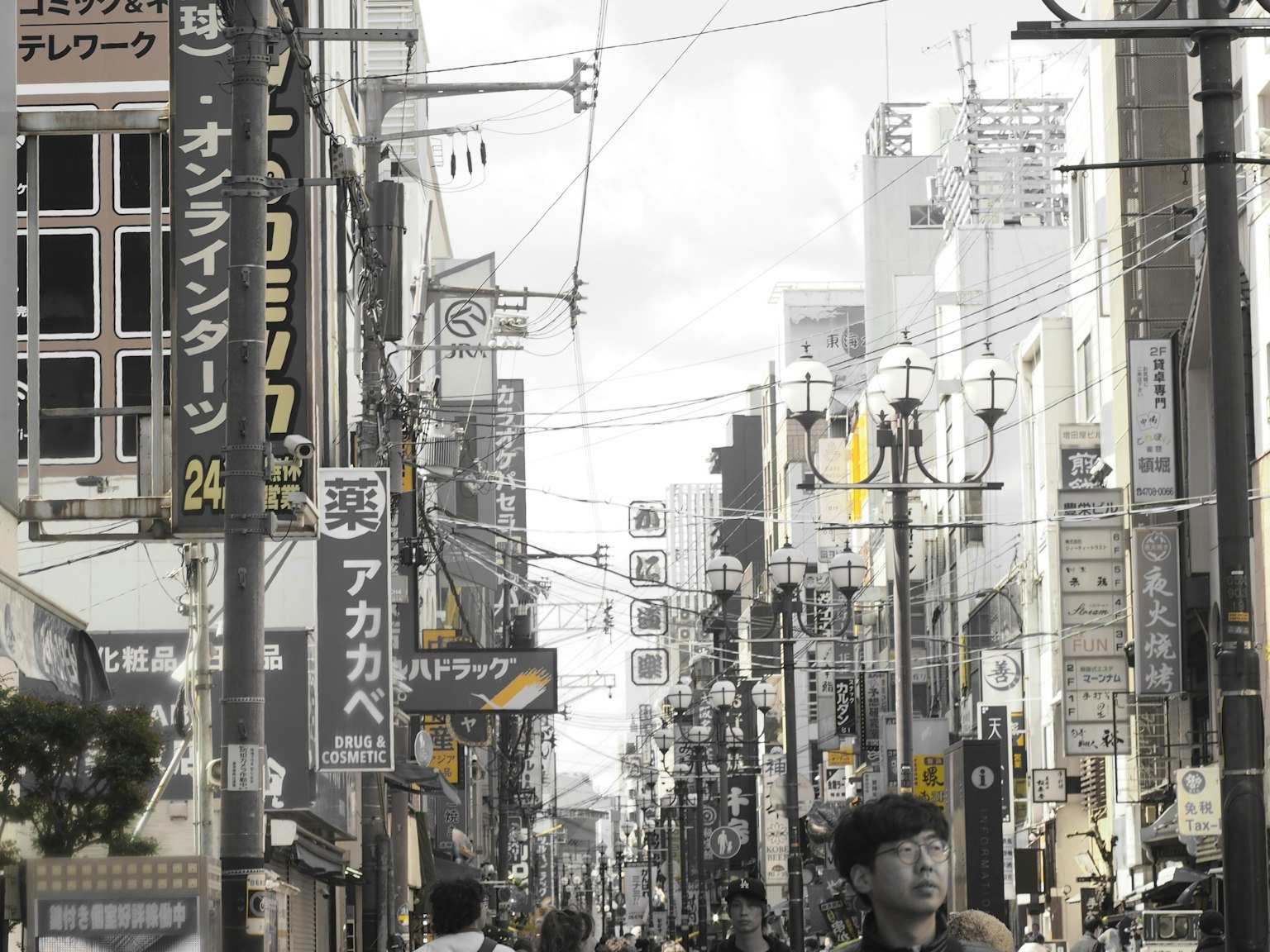 사람들이 걷고 다양한 간판이 있는 번화한 거리 풍경