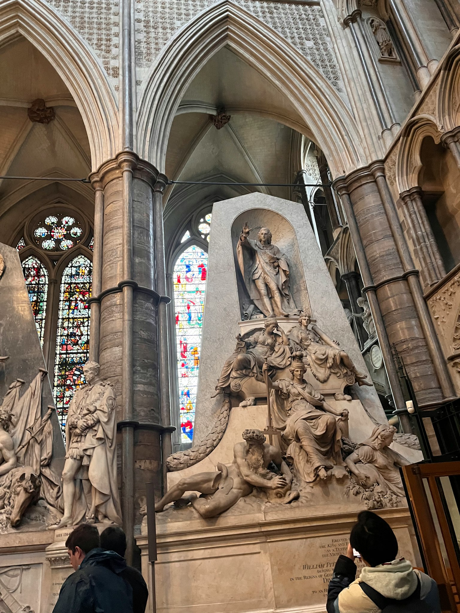 Scultura all'interno di una cattedrale con dettagli intricati e vetrate