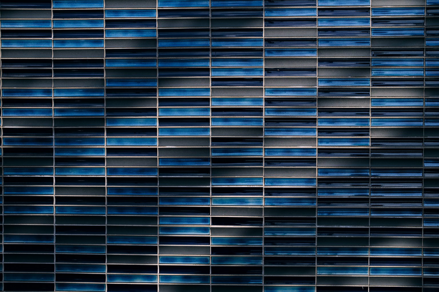 Surface murale avec motif rayé bleu et noir