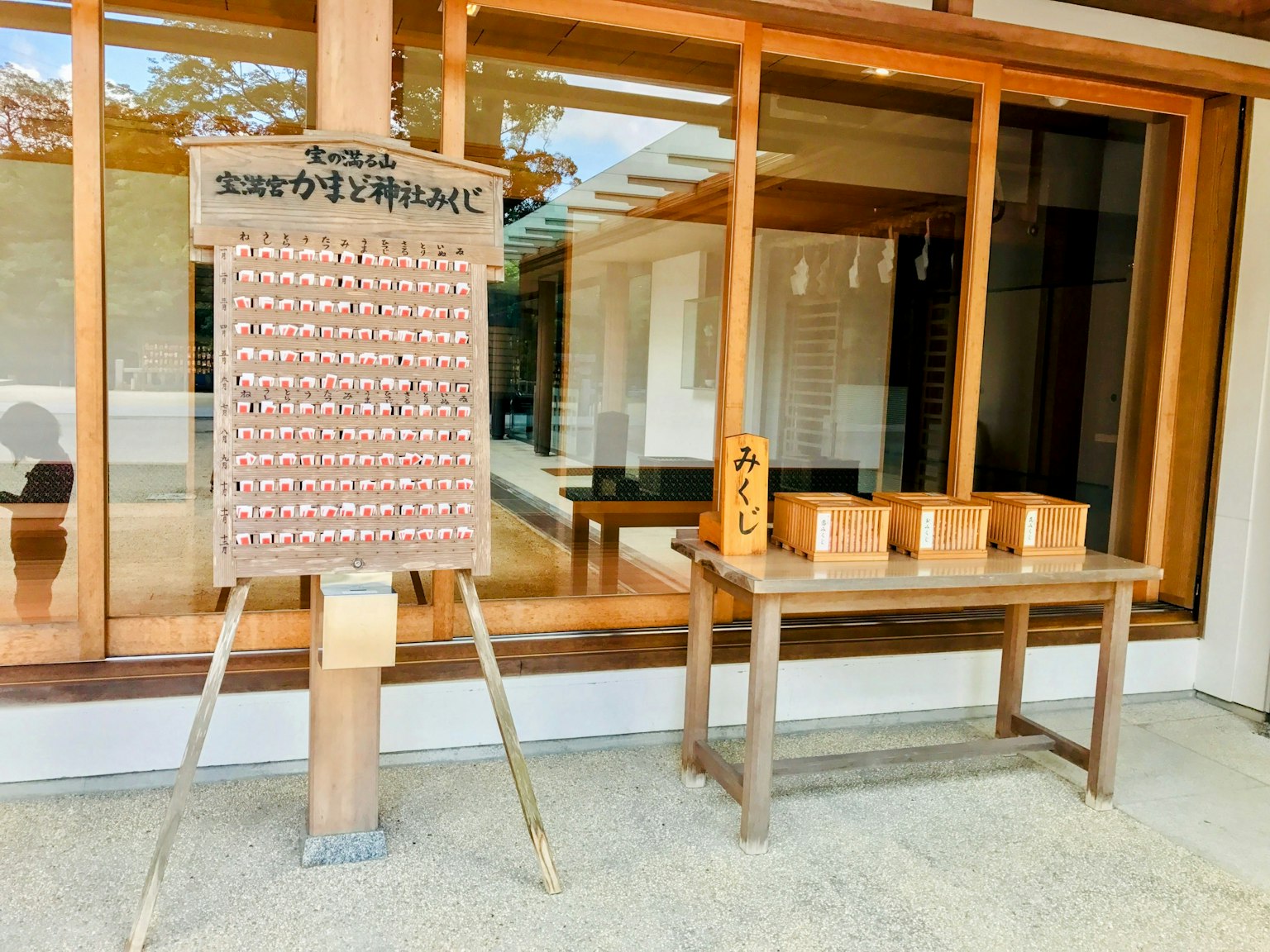 Ema-Tafel mit Holztafeln und Spendenkästen in einem Schrein