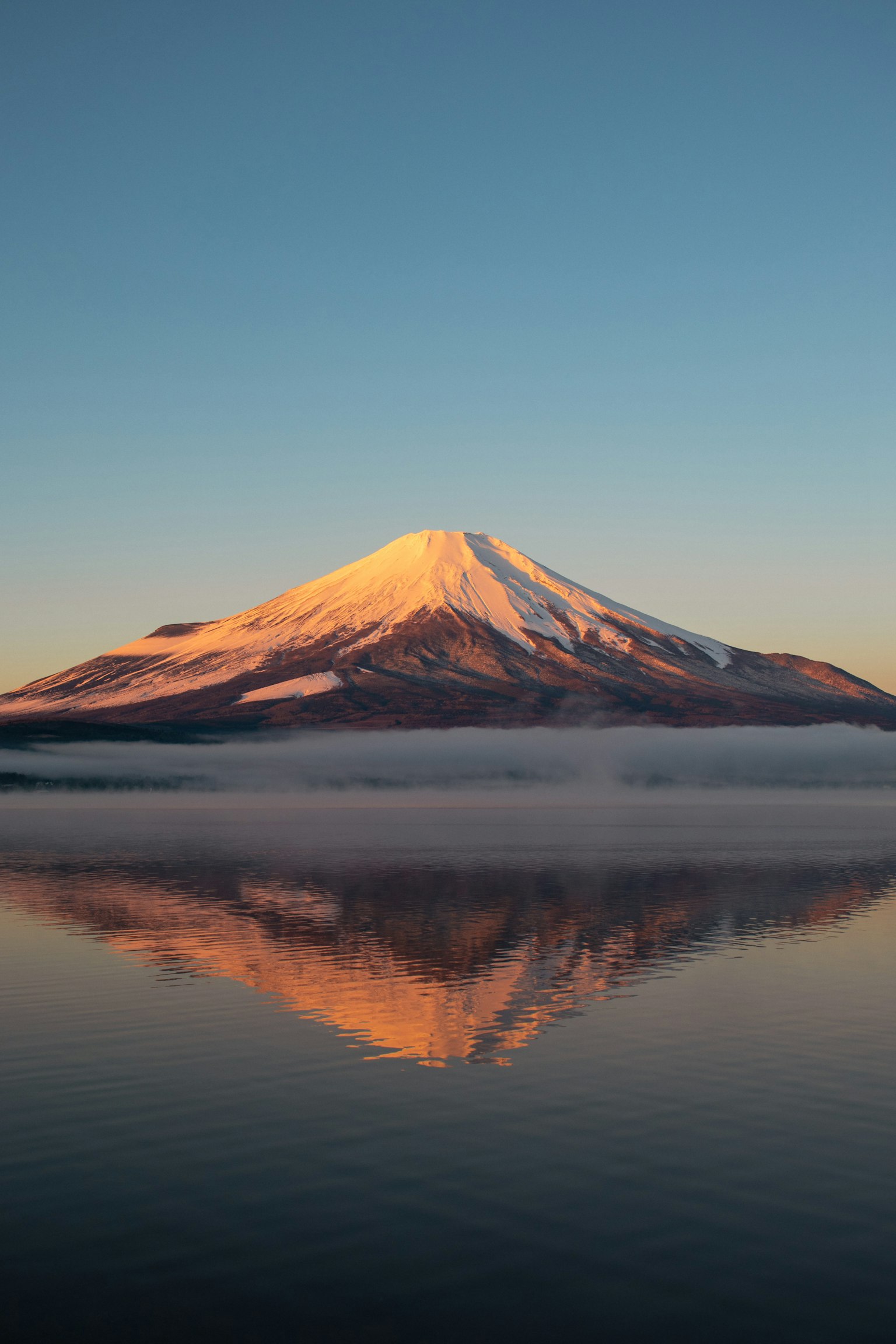 美麗的富士山早晨景色，雪頂在水面上倒影