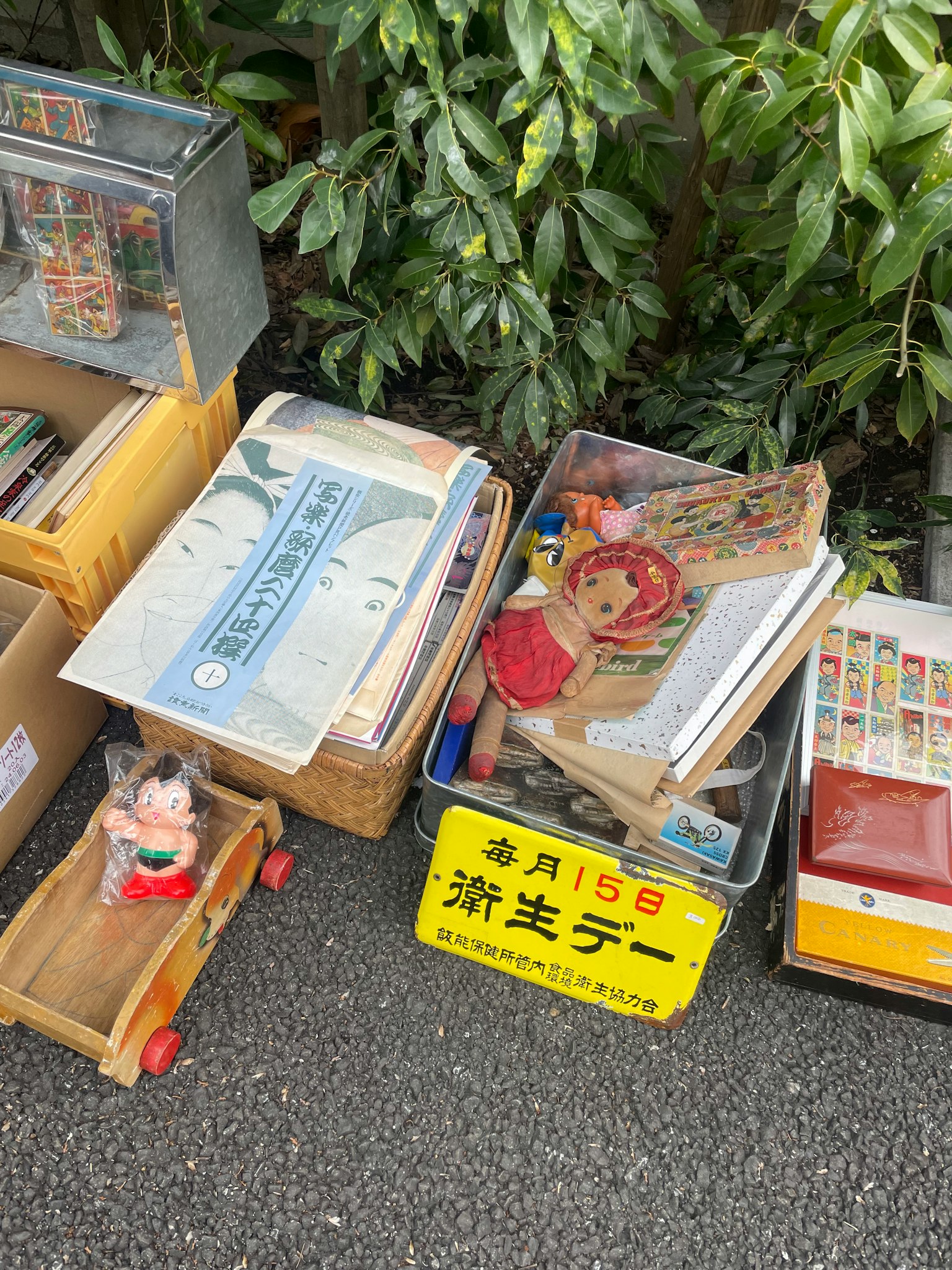 ฉากตลาดนัดที่มีหนังสือและของเล่นวินเทจ